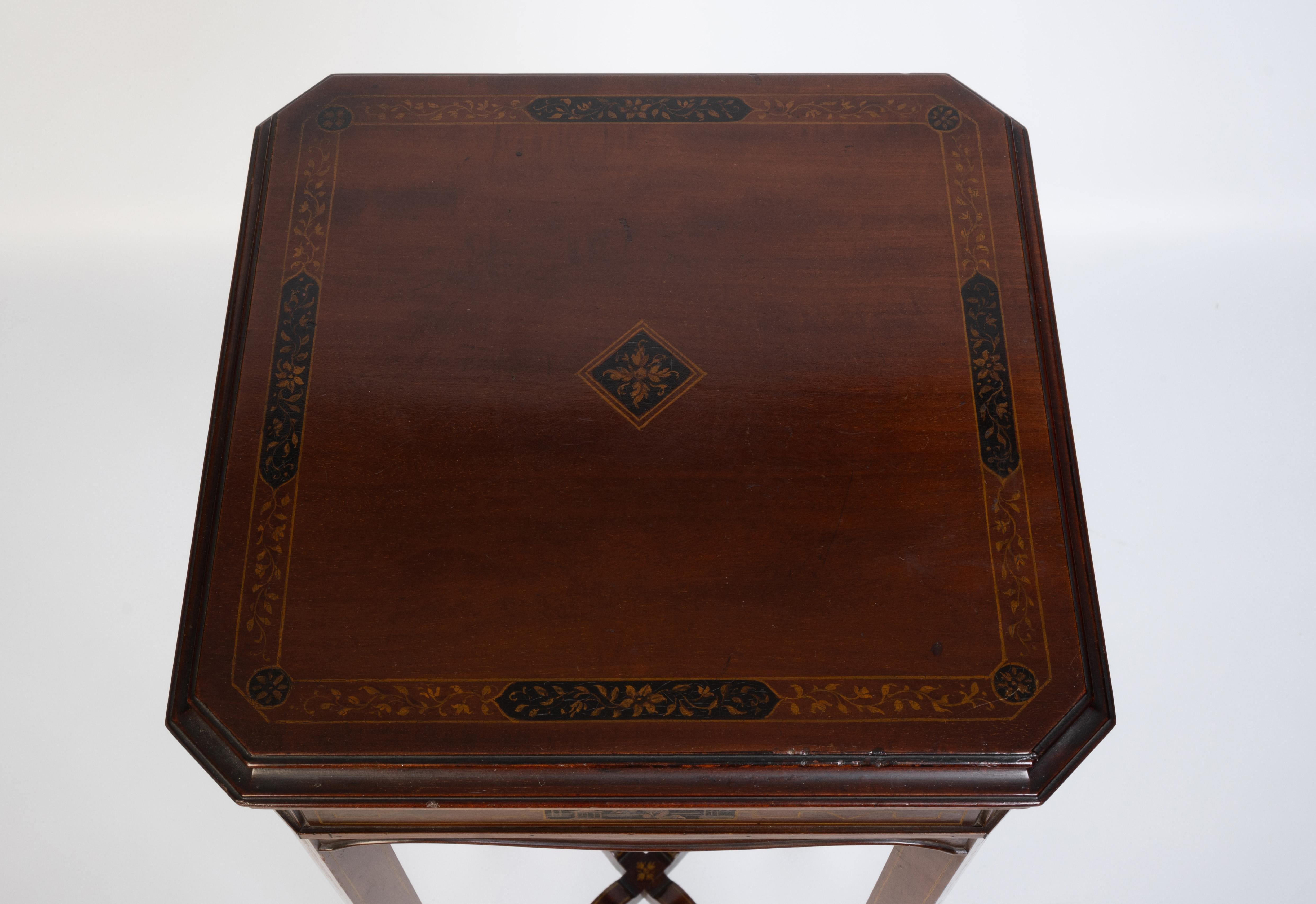 Ancien stand de jardinière en acajou incrusté de polychromie A.I.C. C.1900 en vente 2