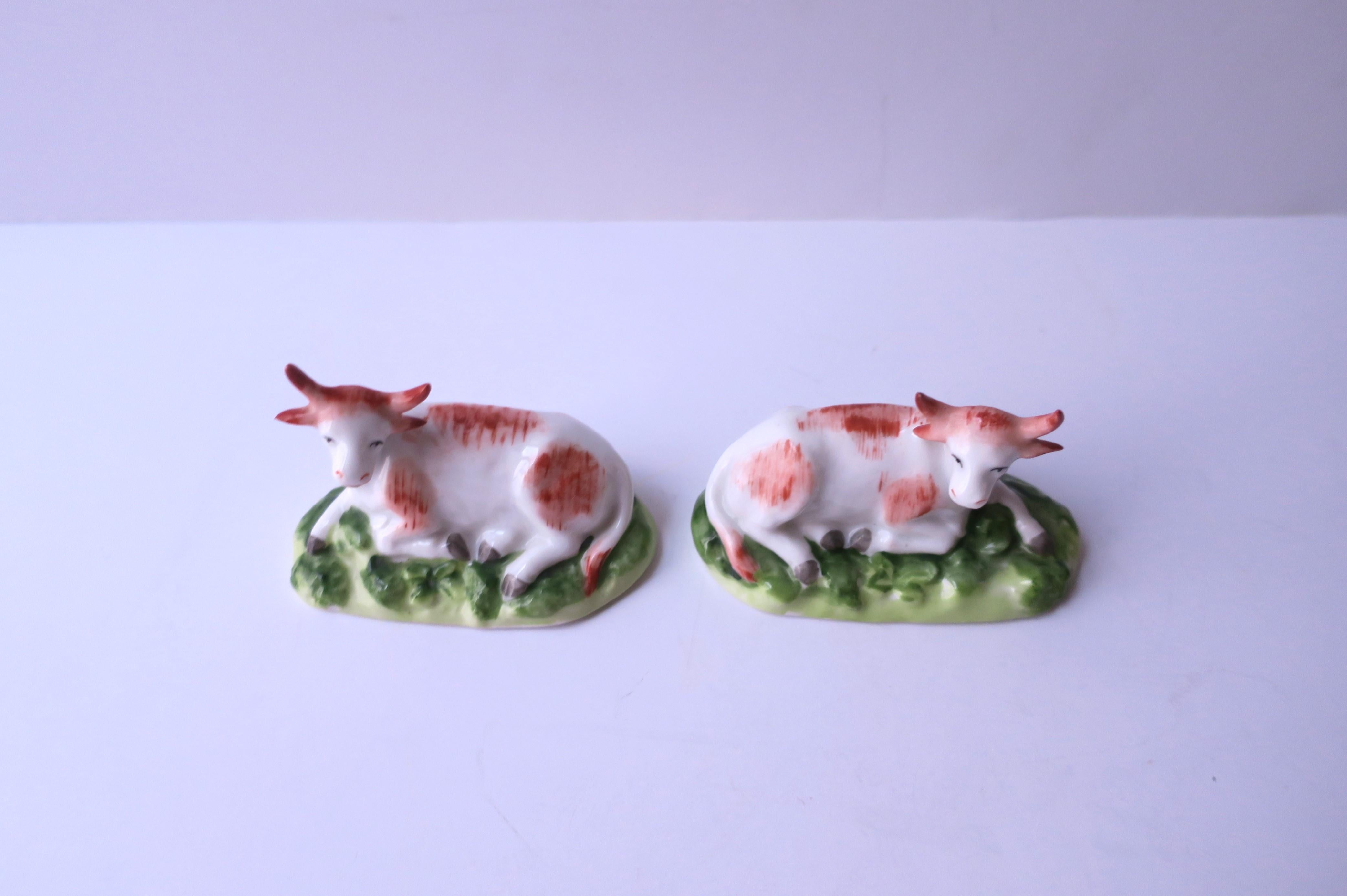 Antique English Cows Chelsea Porcelain, Set/Pair For Sale 4
