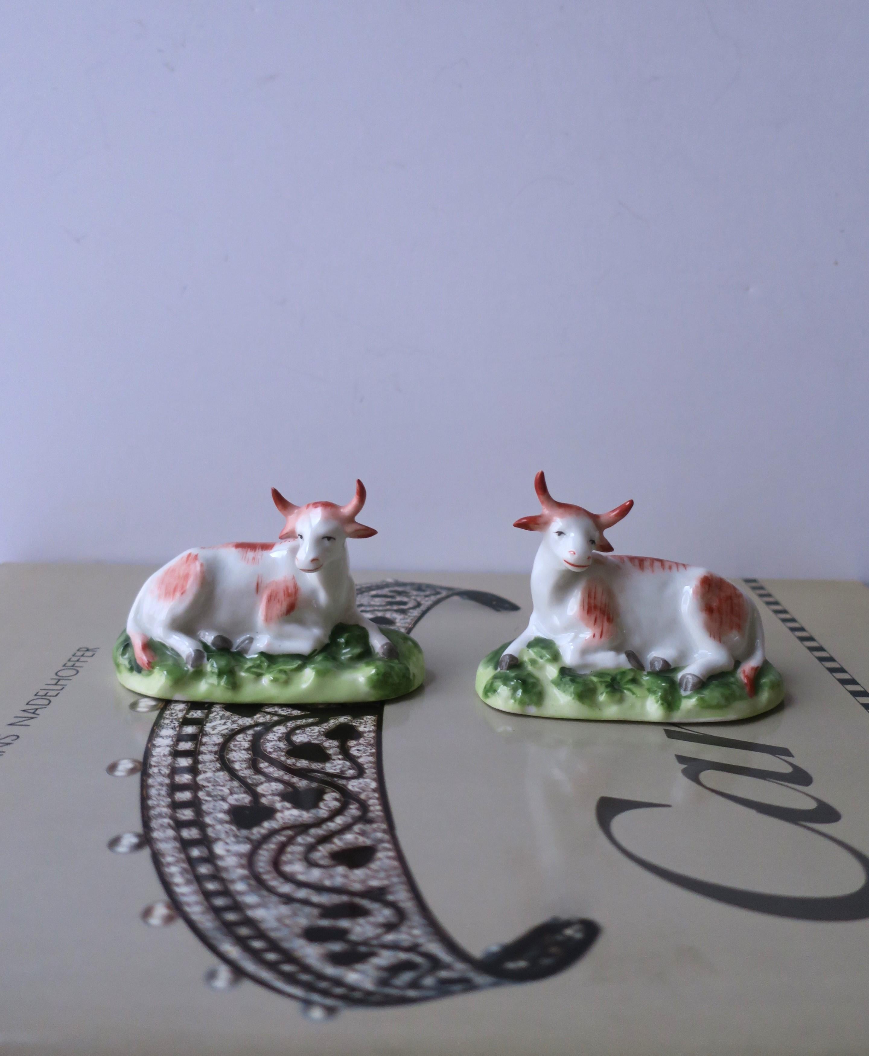 Vernissé Antique English Cows Chelsea Porcelain, Set/Pair en vente