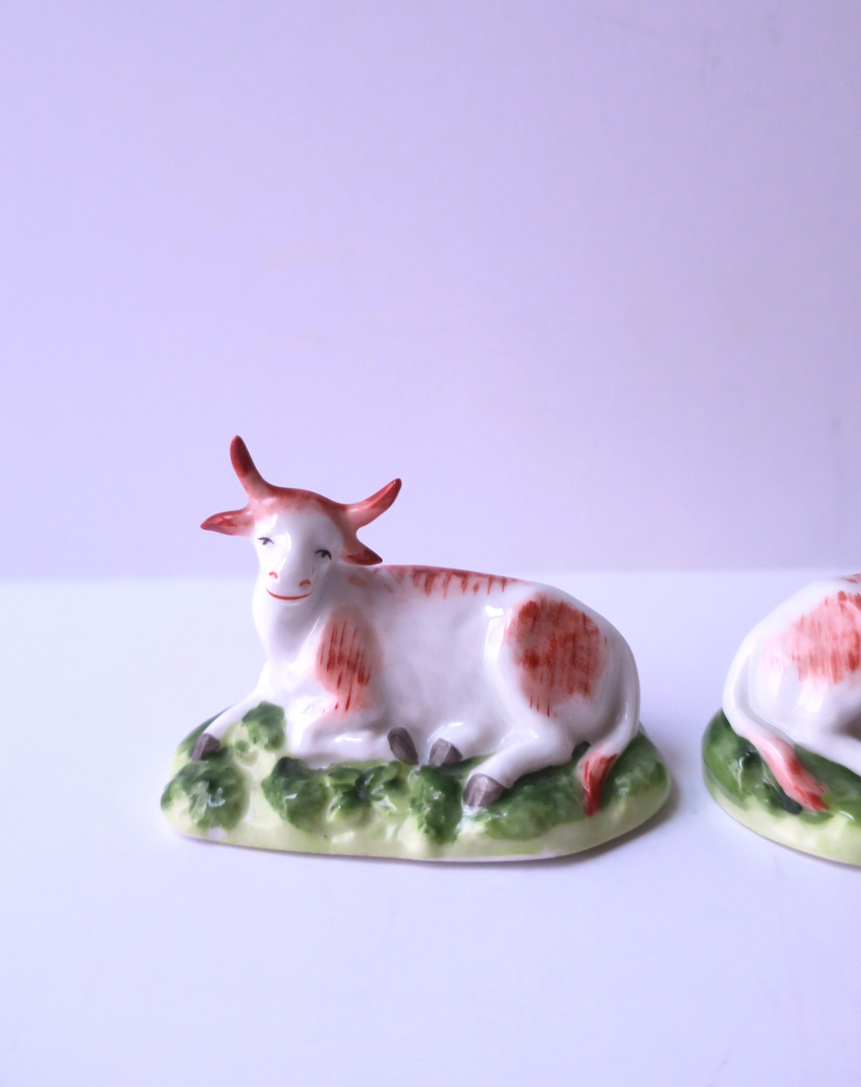 Antiguas Vacas Inglesas Chelsea Porcelain, Juego/Pareja en Bueno estado para la venta en New York, NY