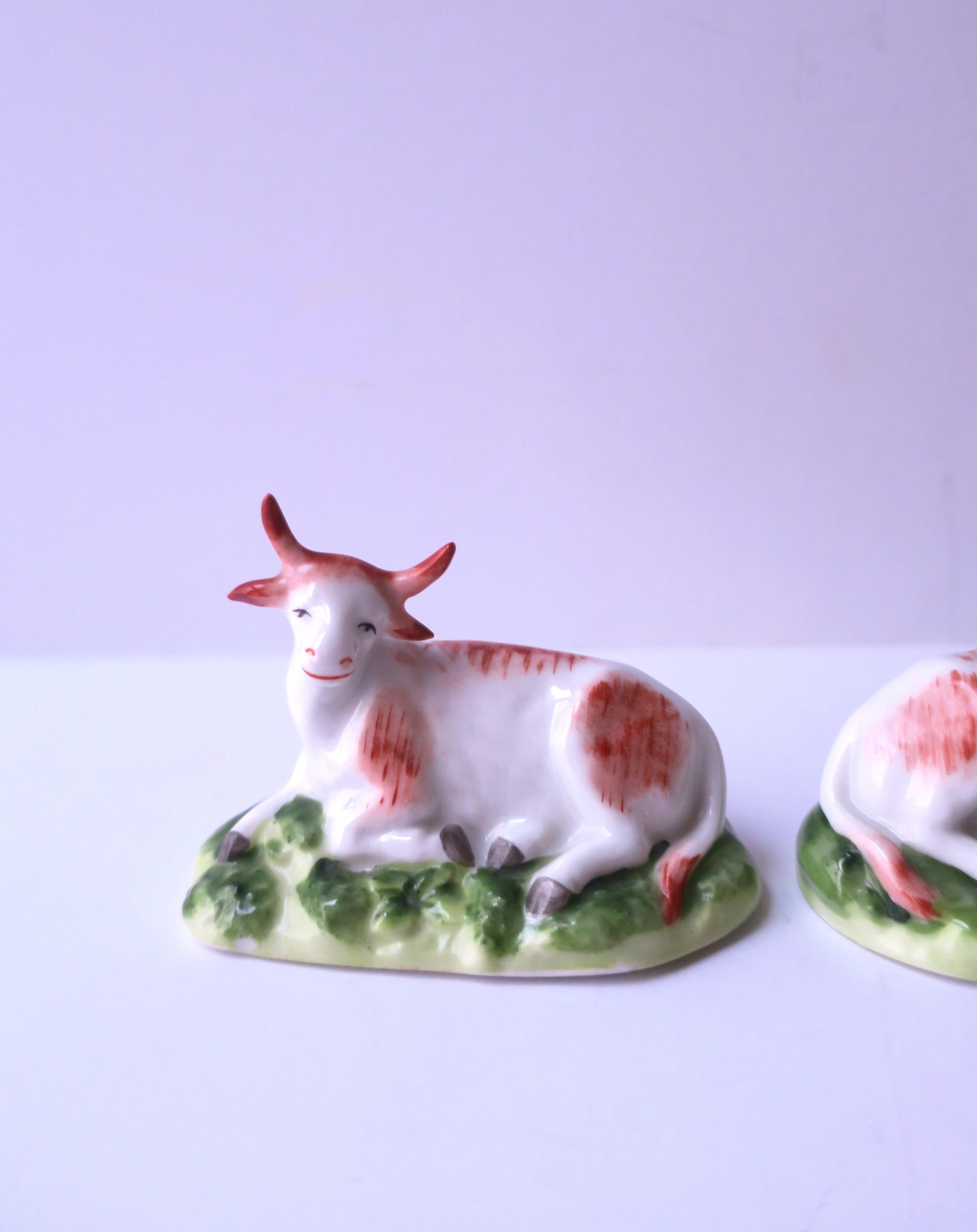 Antique English Cows Chelsea Porcelain, Set/Pair Bon état - En vente à New York, NY