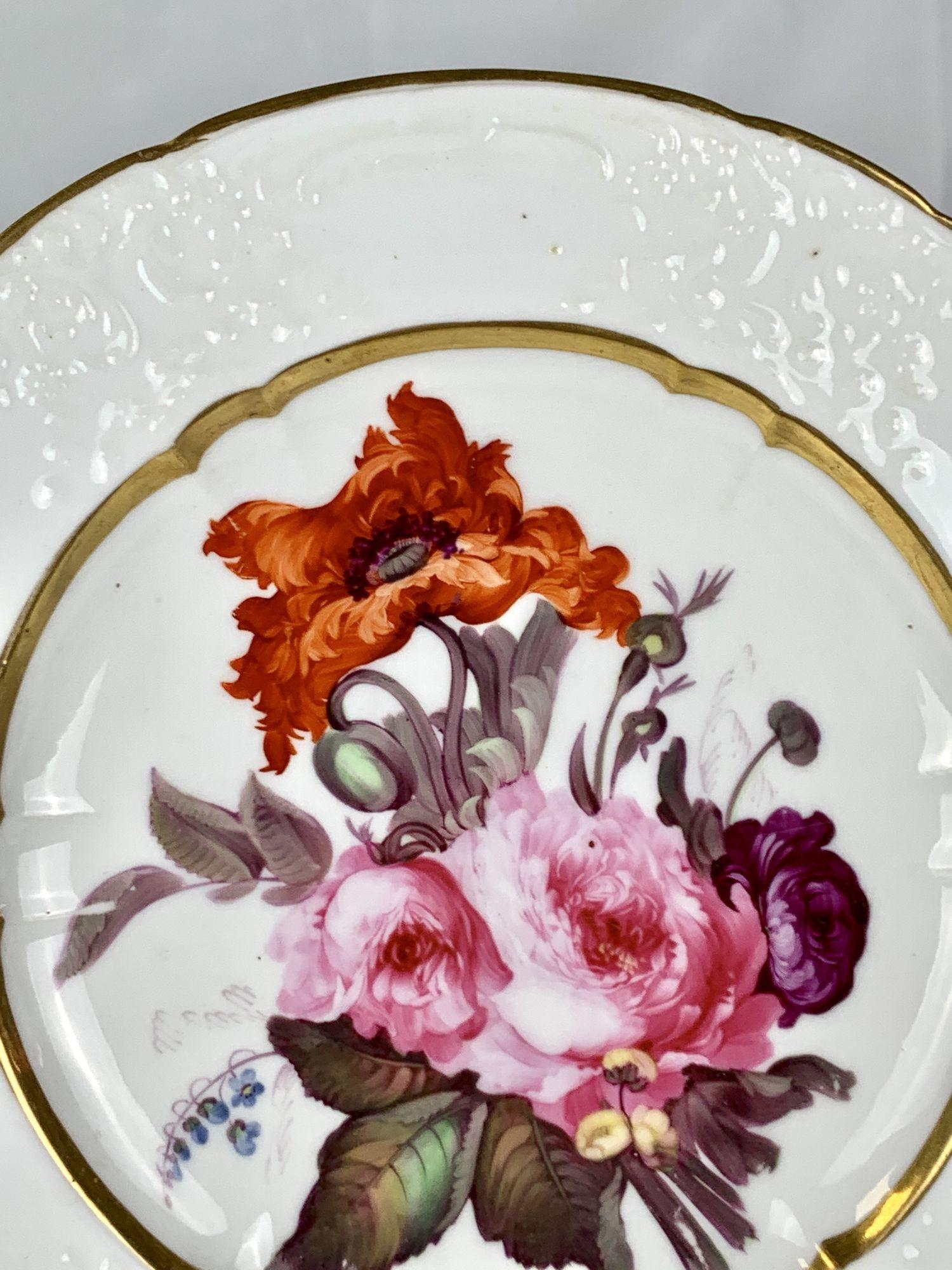 Peint à la main Antique plat en porcelaine anglaise peint à la main avec des fleurs 19ème siècle vers 1830 en vente