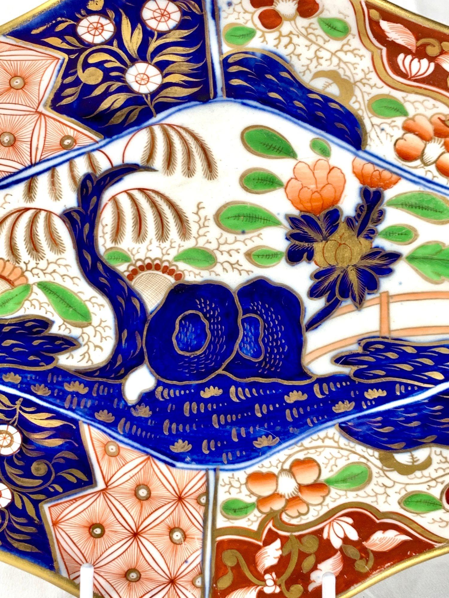Ce plat ancien en porcelaine anglaise présente le motif Rock and Tree peint à la main, également connu sous le nom de Money Tree.
Il s'agit d'un magnifique motif aux couleurs vives fabriqué en Angleterre par Coalport vers 1820.
La scène centrale