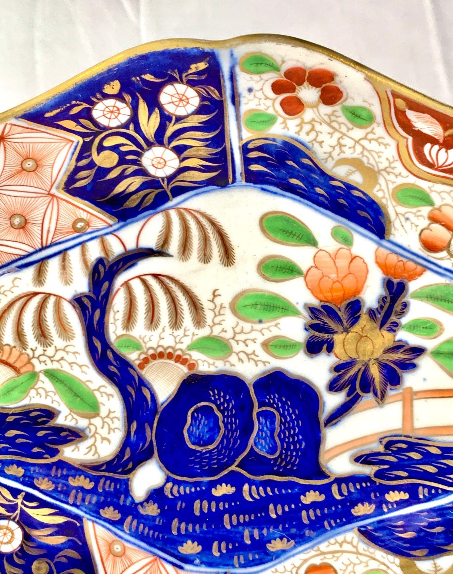 Anglais Ancien plat en porcelaine anglaise �à motif de rochers et d'arbres, Angleterre Circa 1820 en vente