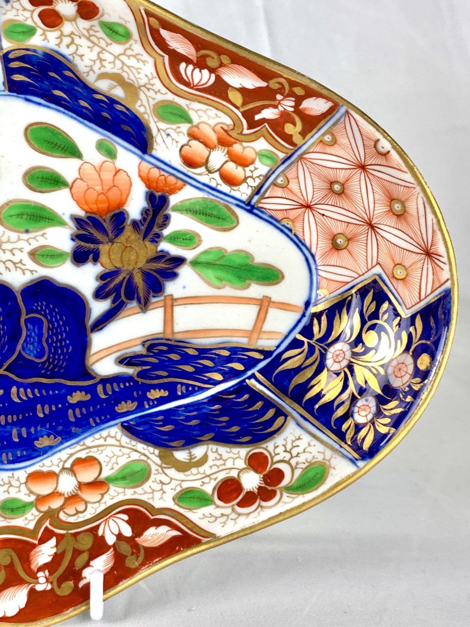 Peint à la main Ancien plat en porcelaine anglaise à motif de rochers et d'arbres, Angleterre Circa 1820 en vente