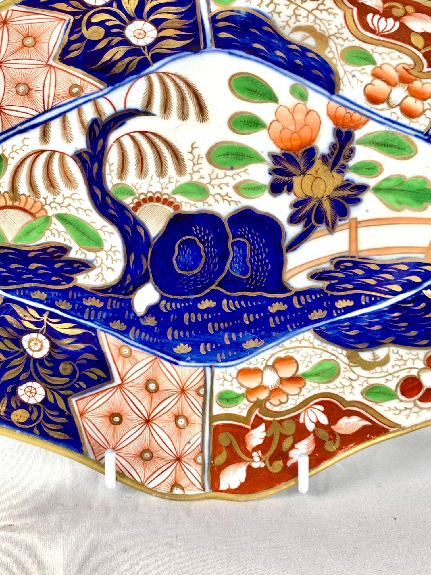 Ancien plat en porcelaine anglaise à motif de rochers et d'arbres, Angleterre Circa 1820 Excellent état - En vente à Katonah, NY