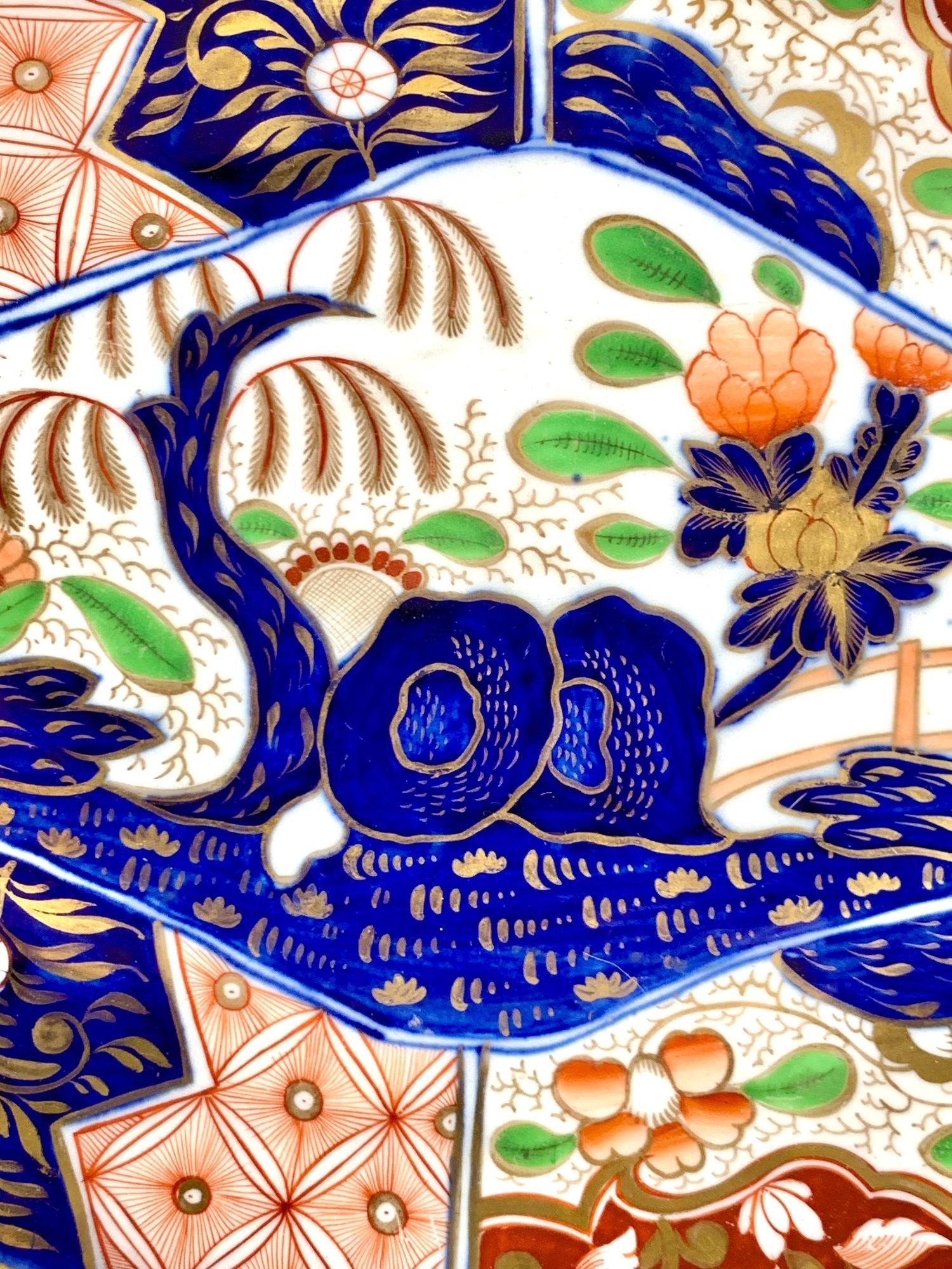 XIXe siècle Ancien plat en porcelaine anglaise à motif de rochers et d'arbres, Angleterre Circa 1820 en vente