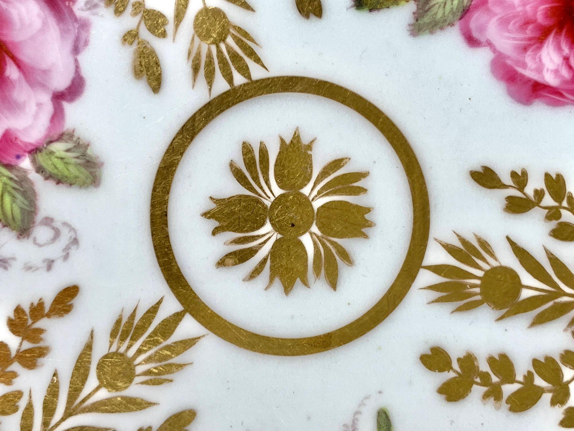 Diese Porzellanschale zeigt ein wunderschönes Arrangement handgemalter Blumen, die von einer reichen Vergoldung umrahmt sind. Das Design spiegelt die Eleganz und den dekorativen Ehrgeiz des Coalport-Porzellans des frühen 19. Jahrhunderts um 1825