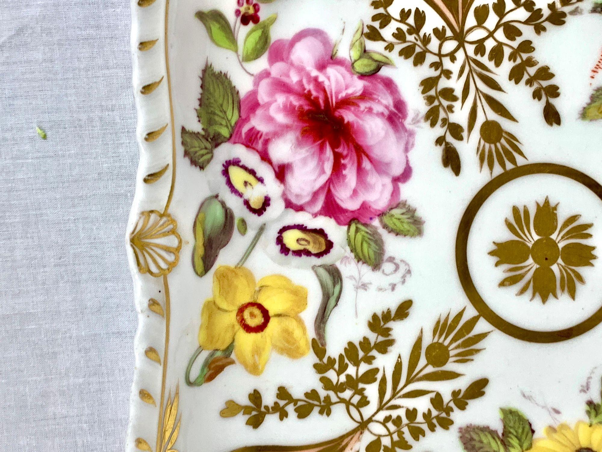 Antikes englisches Porzellangeschirr mit handgemalten Blumen und gadroniertem Rand (Regency)