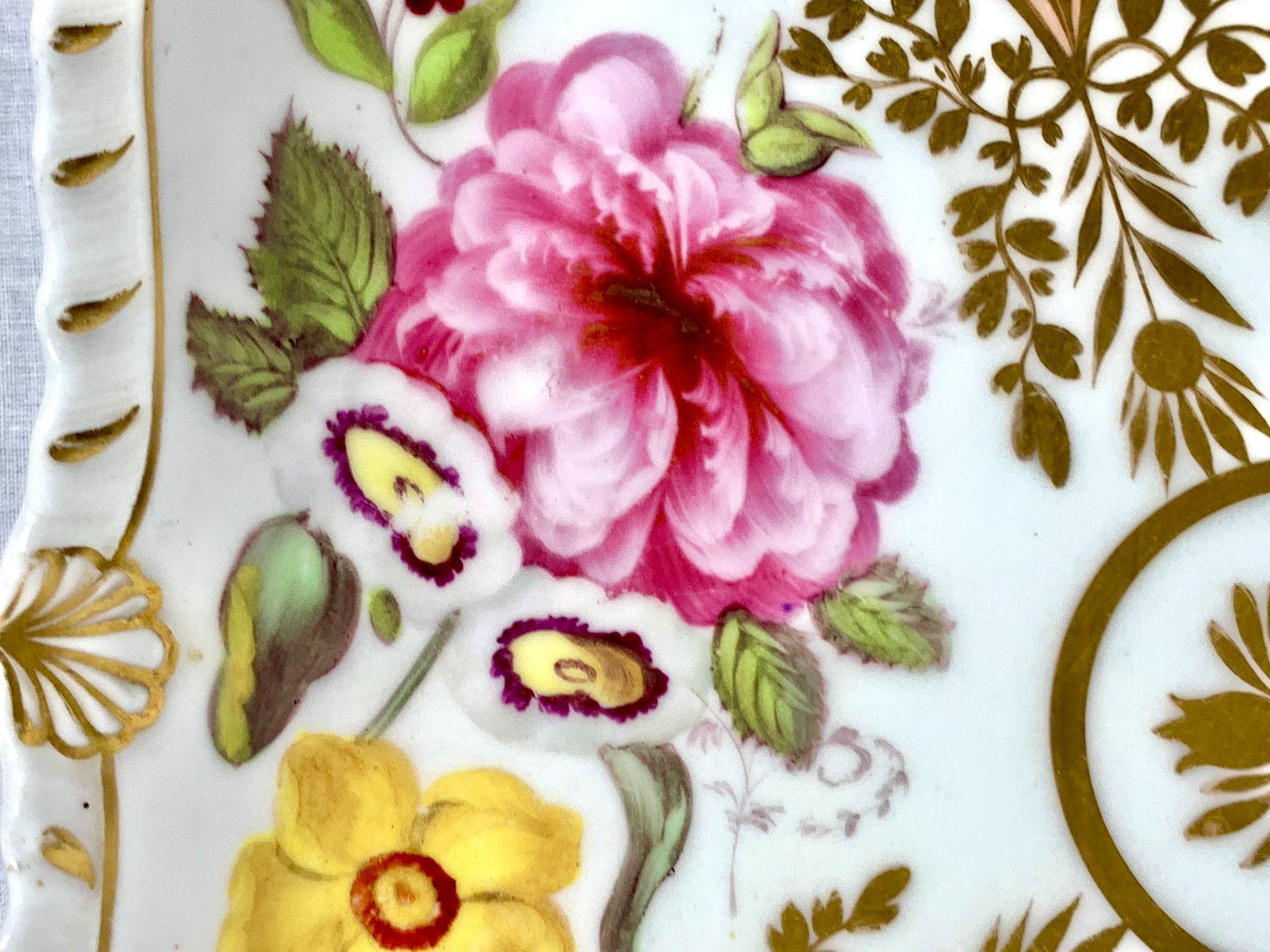 Antikes englisches Porzellangeschirr mit handgemalten Blumen und gadroniertem Rand (Englisch)