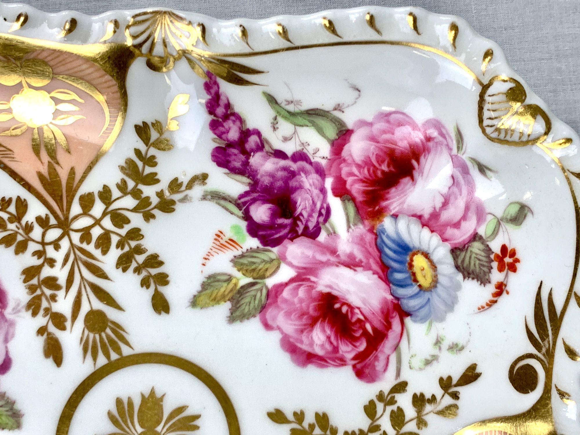 Antikes englisches Porzellangeschirr mit handgemalten Blumen und gadroniertem Rand (Handbemalt)