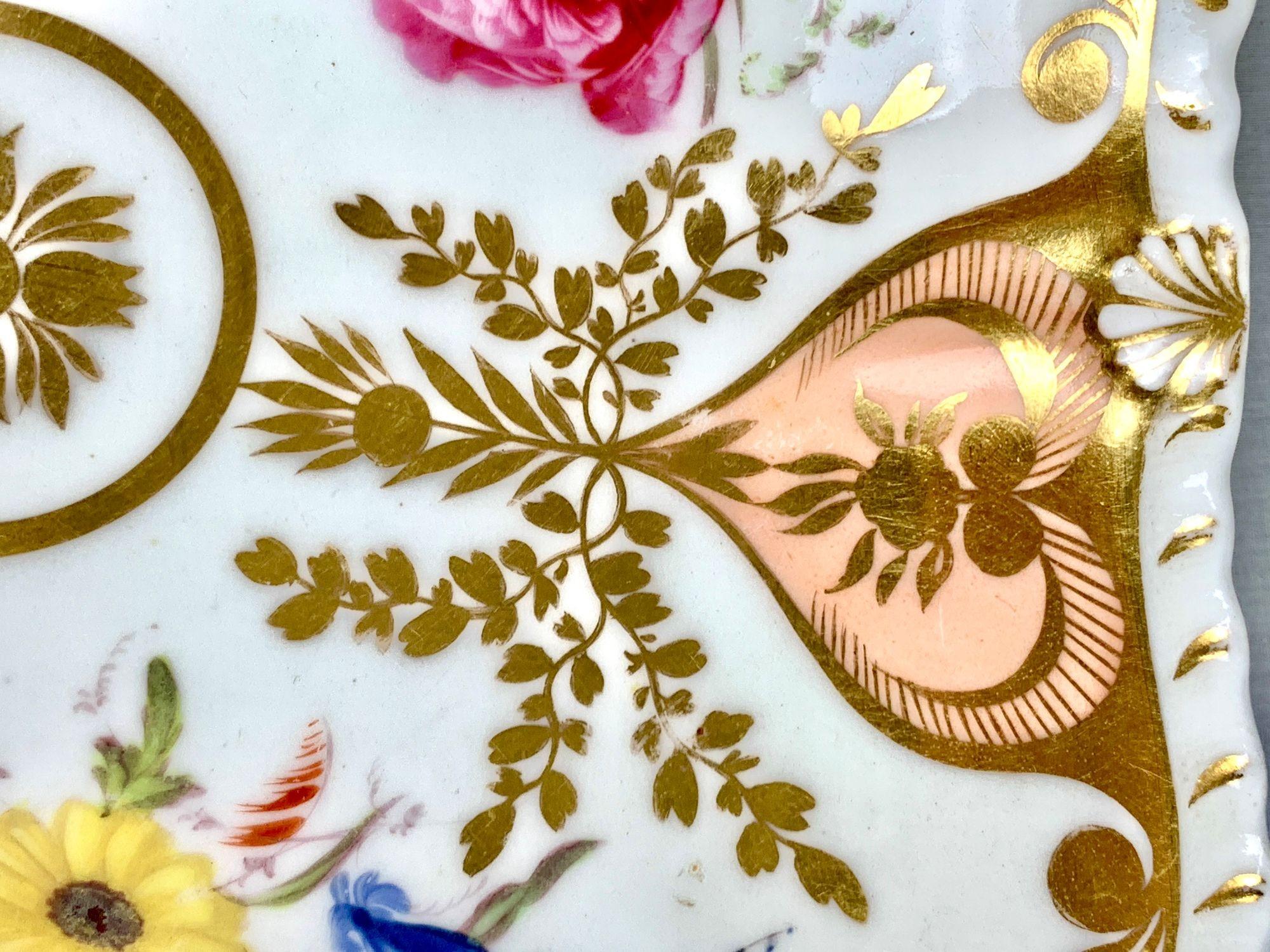 Antikes englisches Porzellangeschirr mit handgemalten Blumen und gadroniertem Rand im Zustand „Hervorragend“ in Katonah, NY