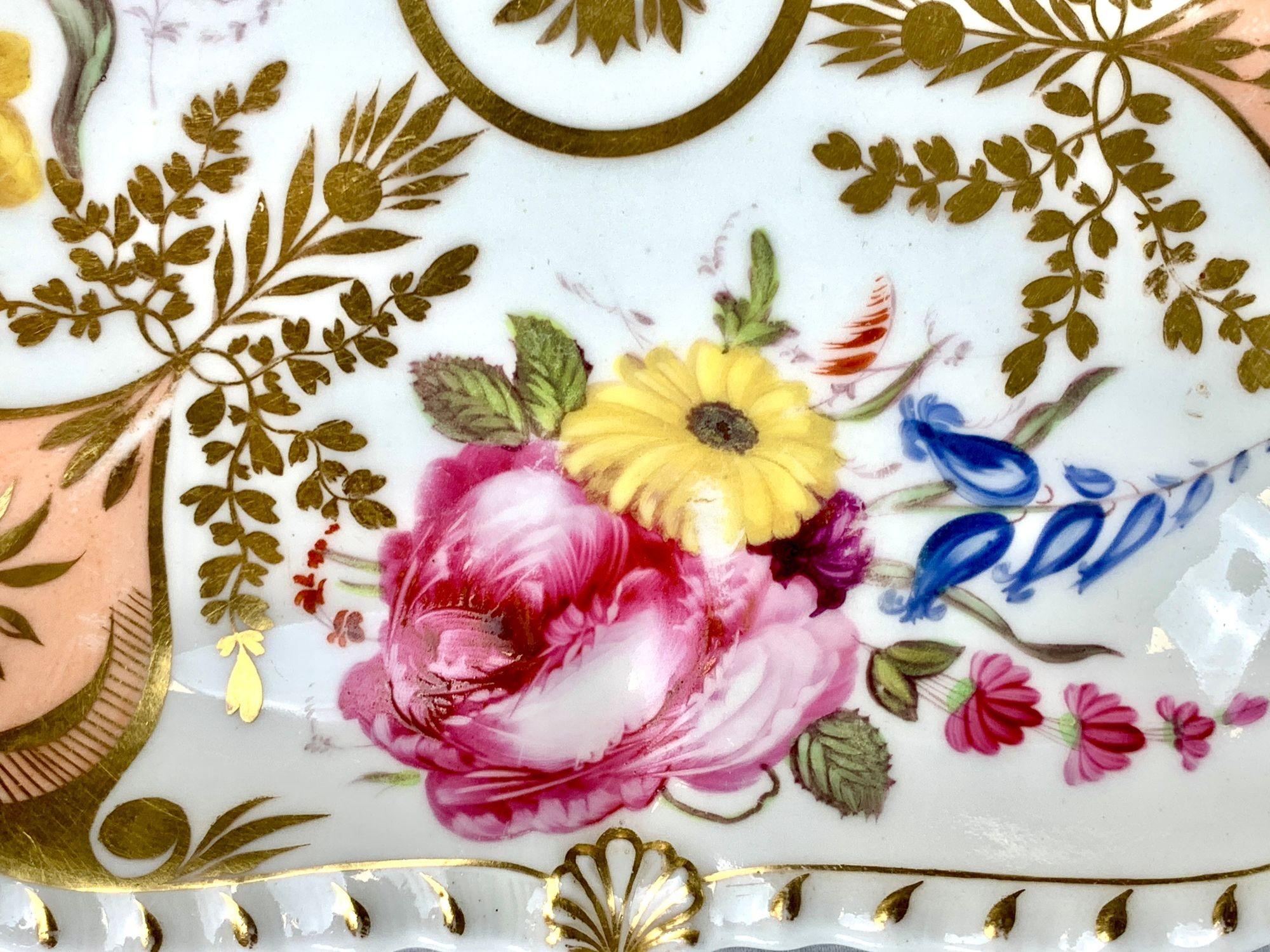 Antikes englisches Porzellangeschirr mit handgemalten Blumen und gadroniertem Rand (19. Jahrhundert)