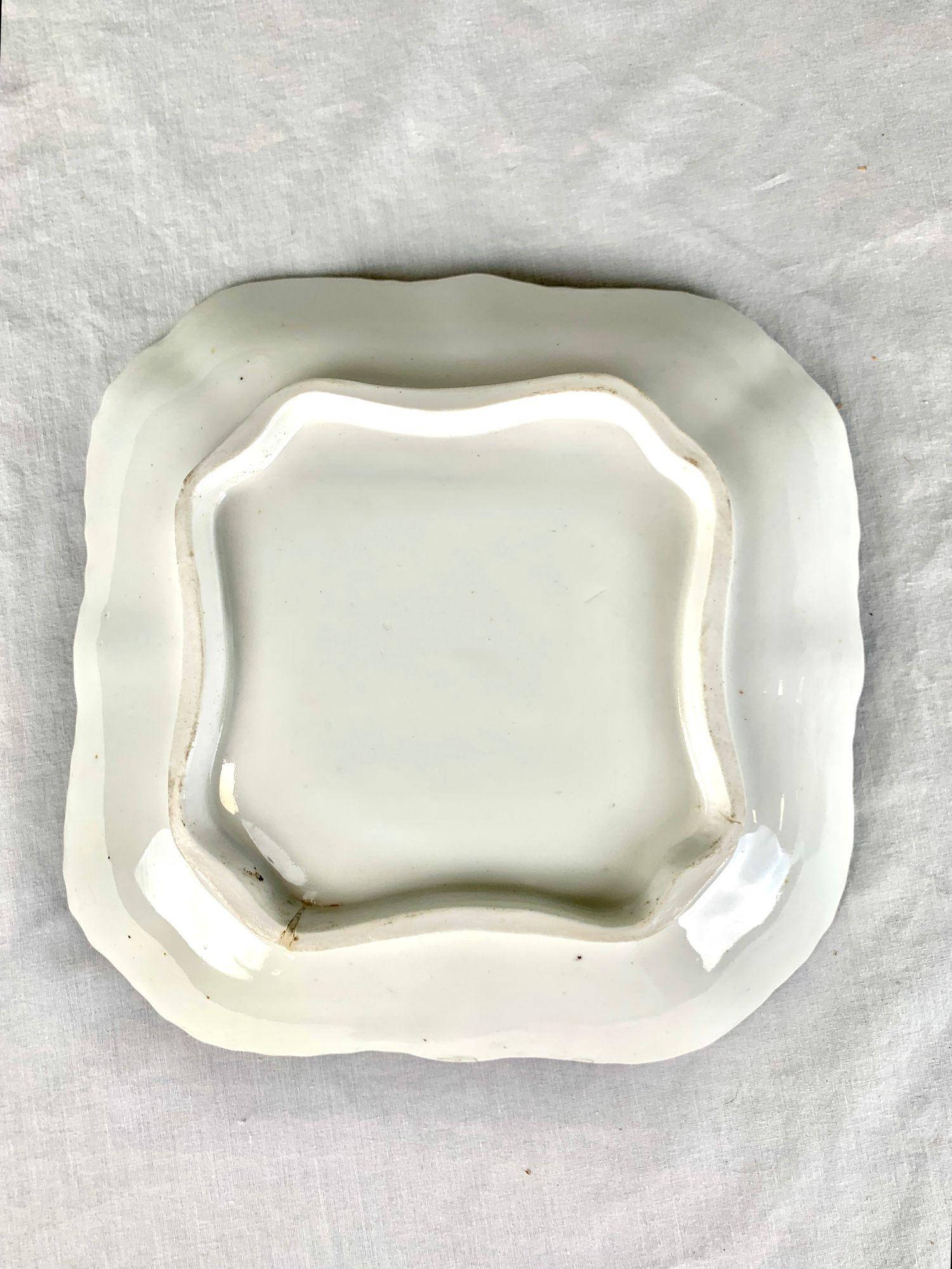 Antikes englisches Porzellangeschirr mit handgemalten Blumen und gadroniertem Rand 1