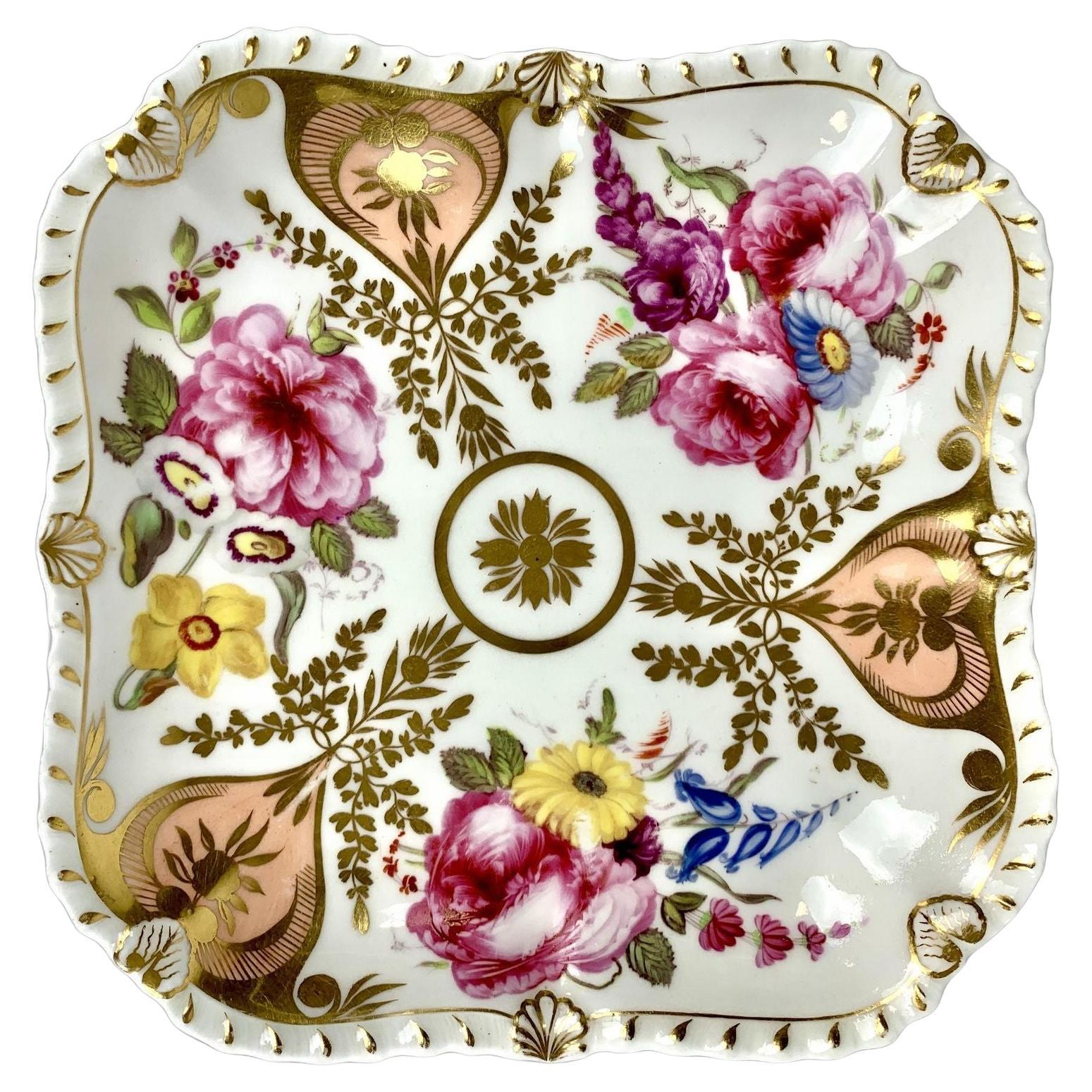 Ancien plat en porcelaine anglaise avec fleurs peintes à la main et bord godronné