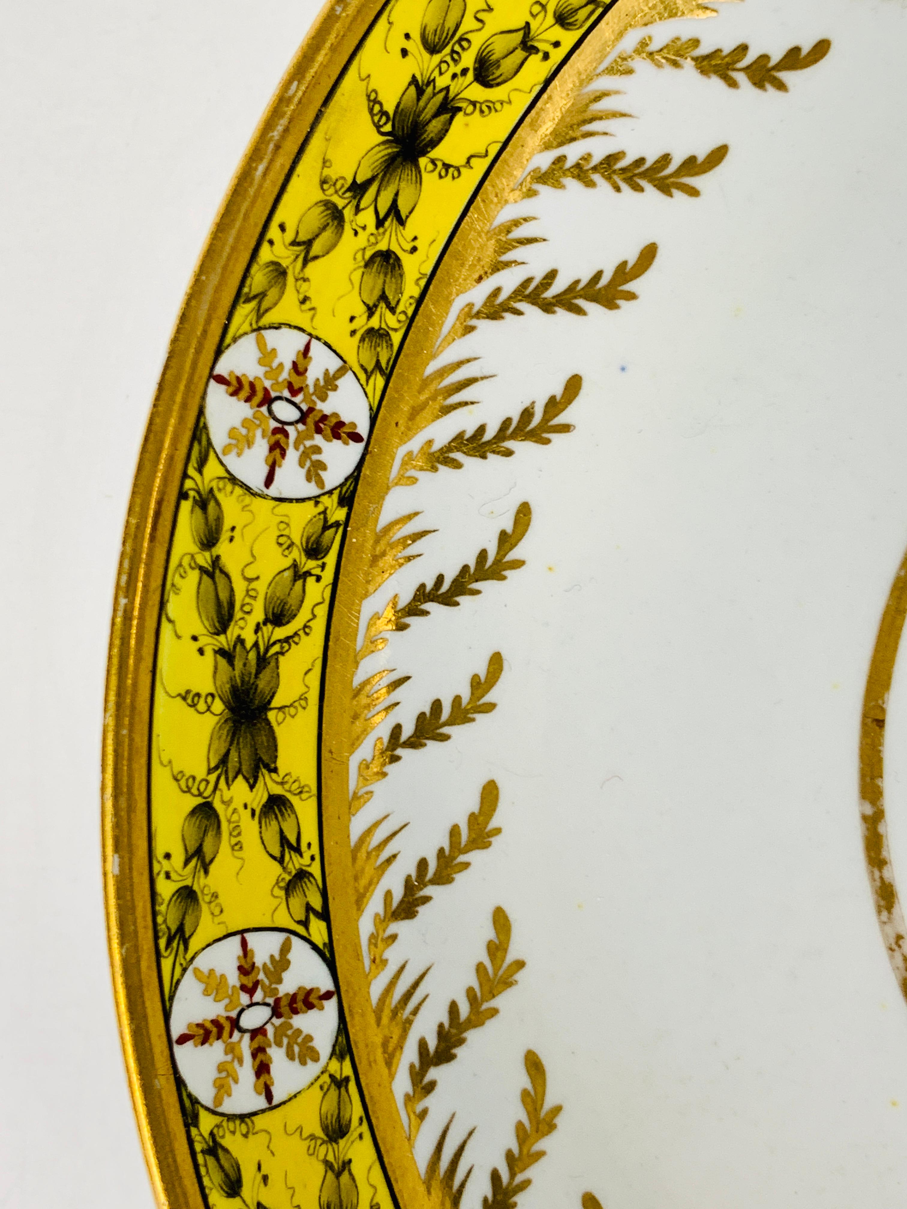Hand-Painted Yellow English Porcelain Dish with Neoclassical Design Circa 1800 For Sale