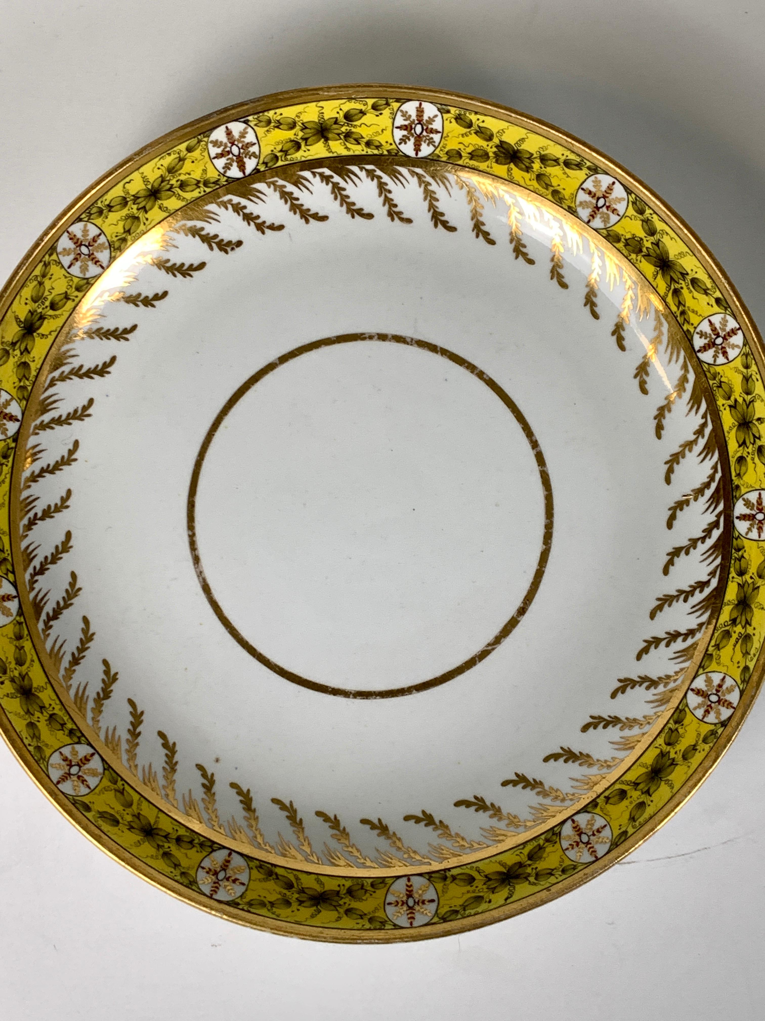 Yellow English Porcelain Dish with Neoclassical Design Circa 1800 In Excellent Condition In Katonah, NY