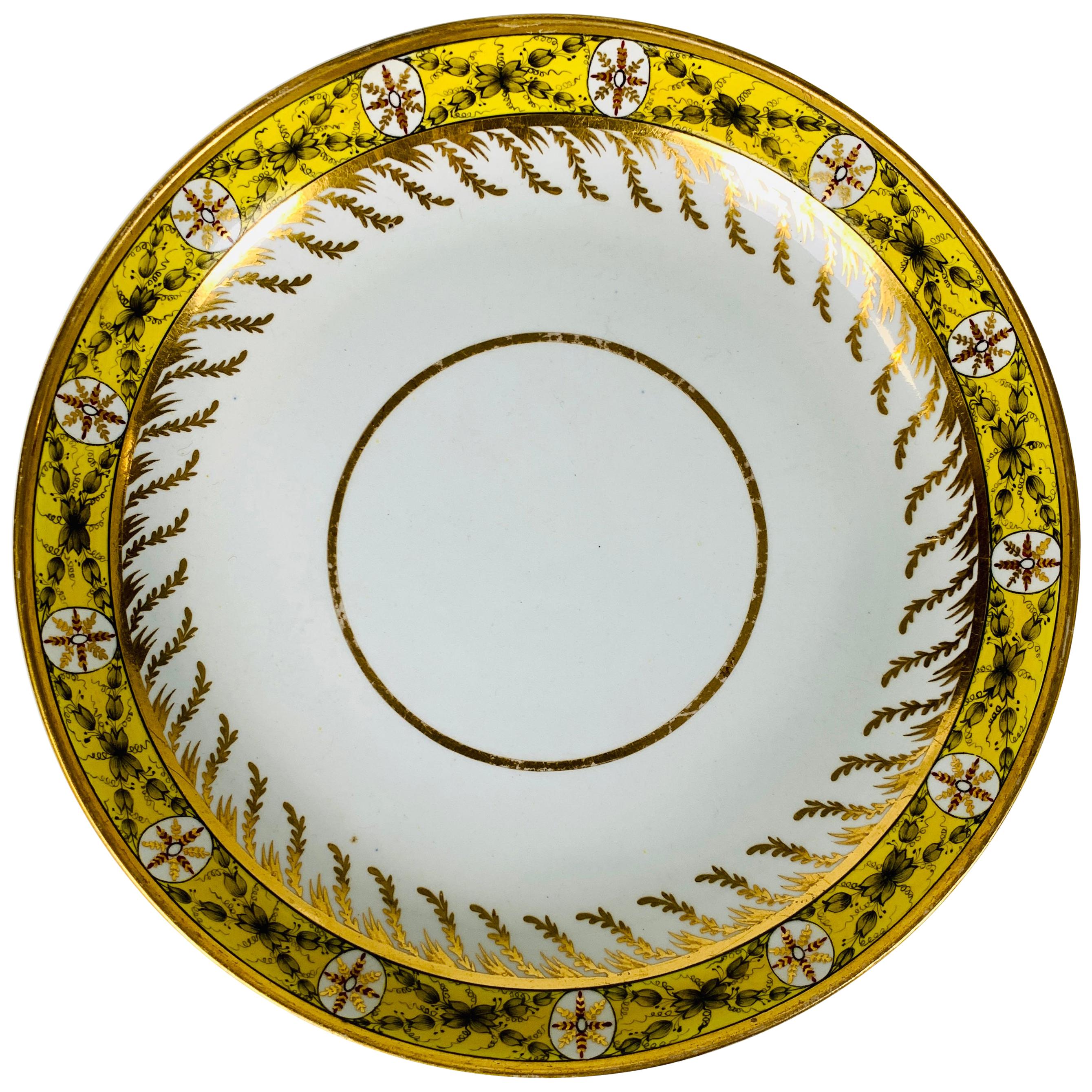 Plat en porcelaine anglaise jaune au design néoclassique, vers 1800