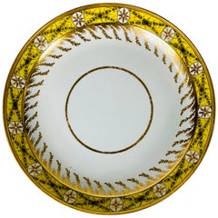 Plat en porcelaine anglaise jaune au design néoclassique, vers 1800