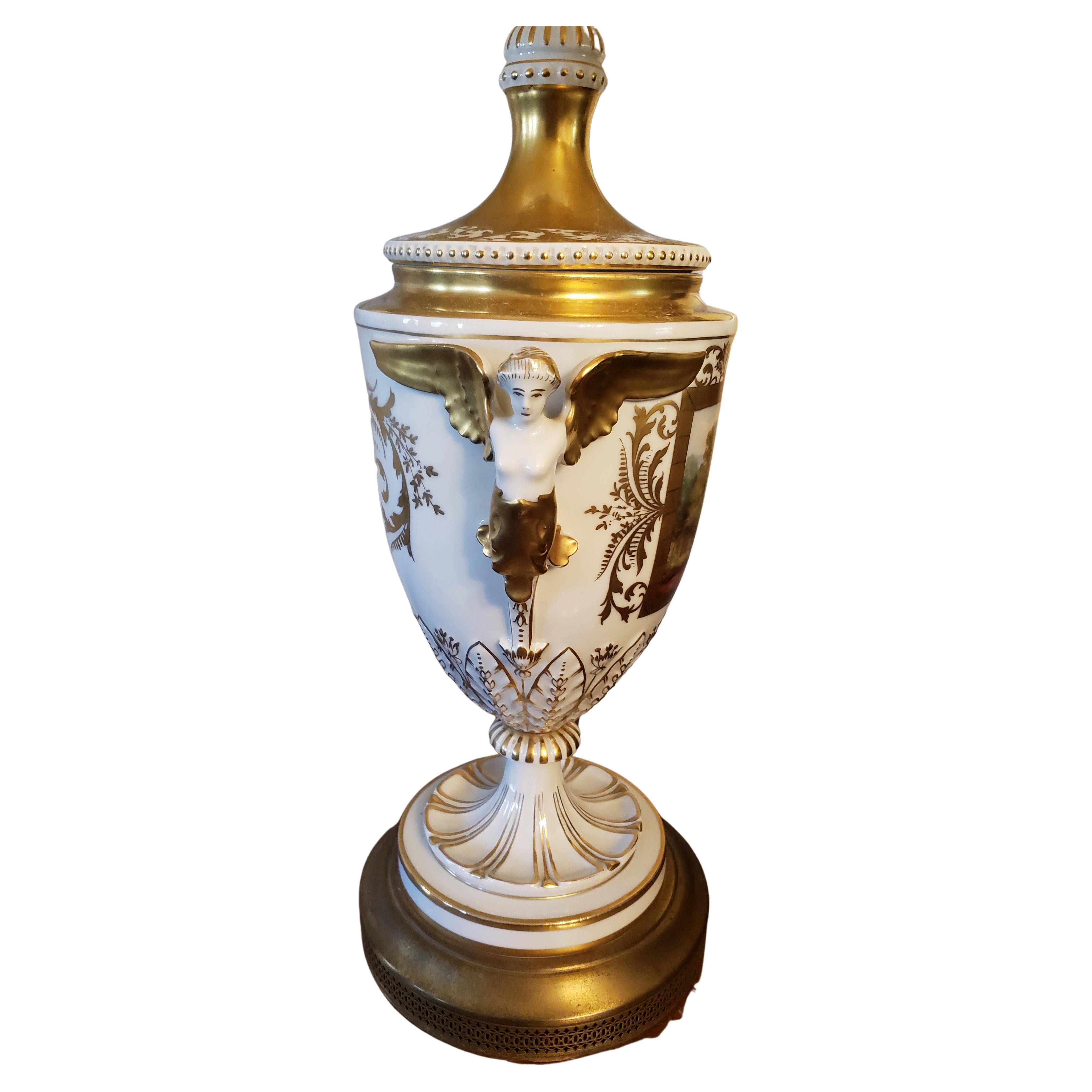 Anglais Ancienne lampe trophée en porcelaine anglaise peinte à la main et plaquée or 24K, Circa 1920s en vente