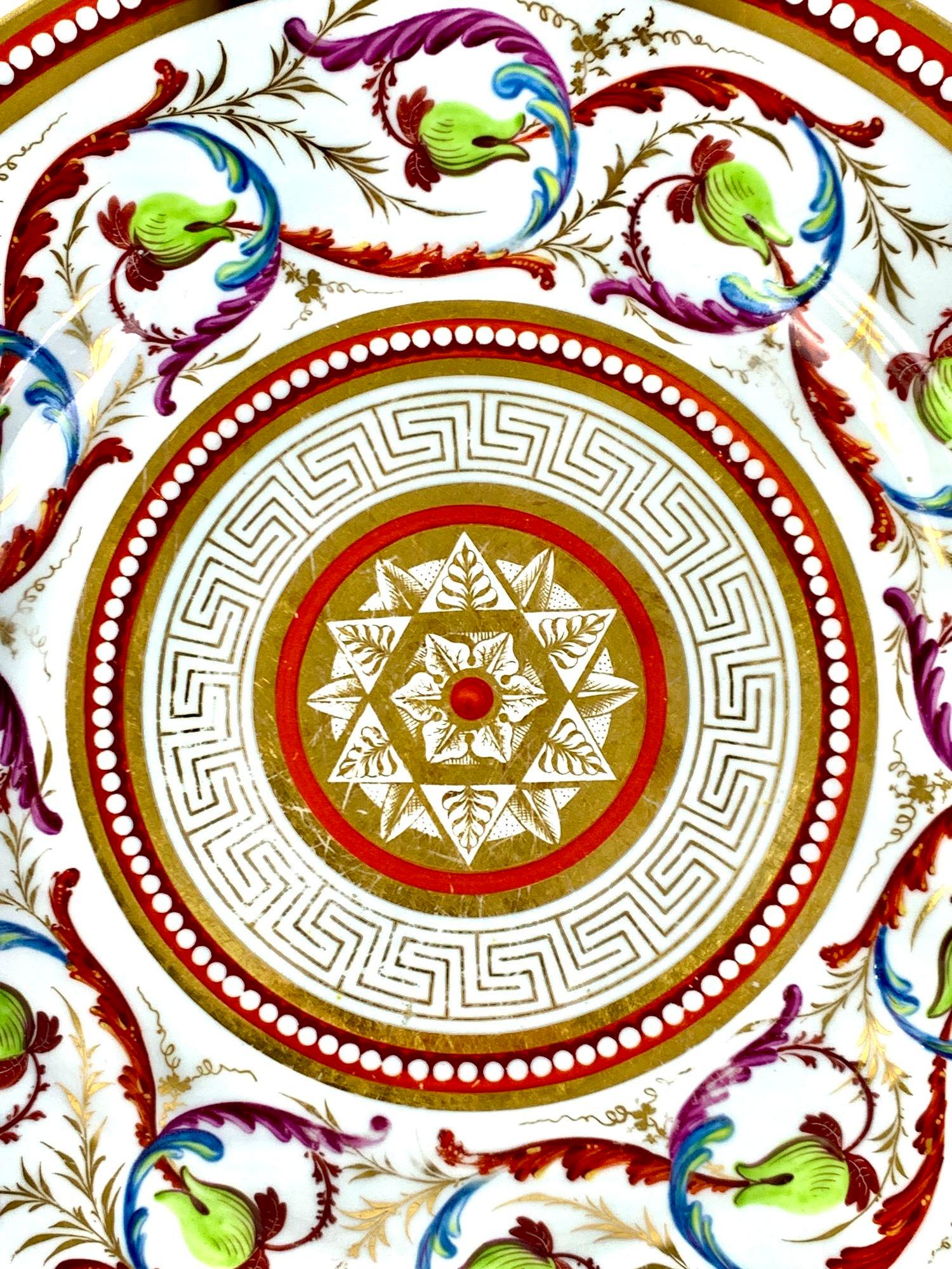 Peint à la main Assiette anglaise ancienne peinte à la main avec un motif de clé grecque vers 1810 en vente
