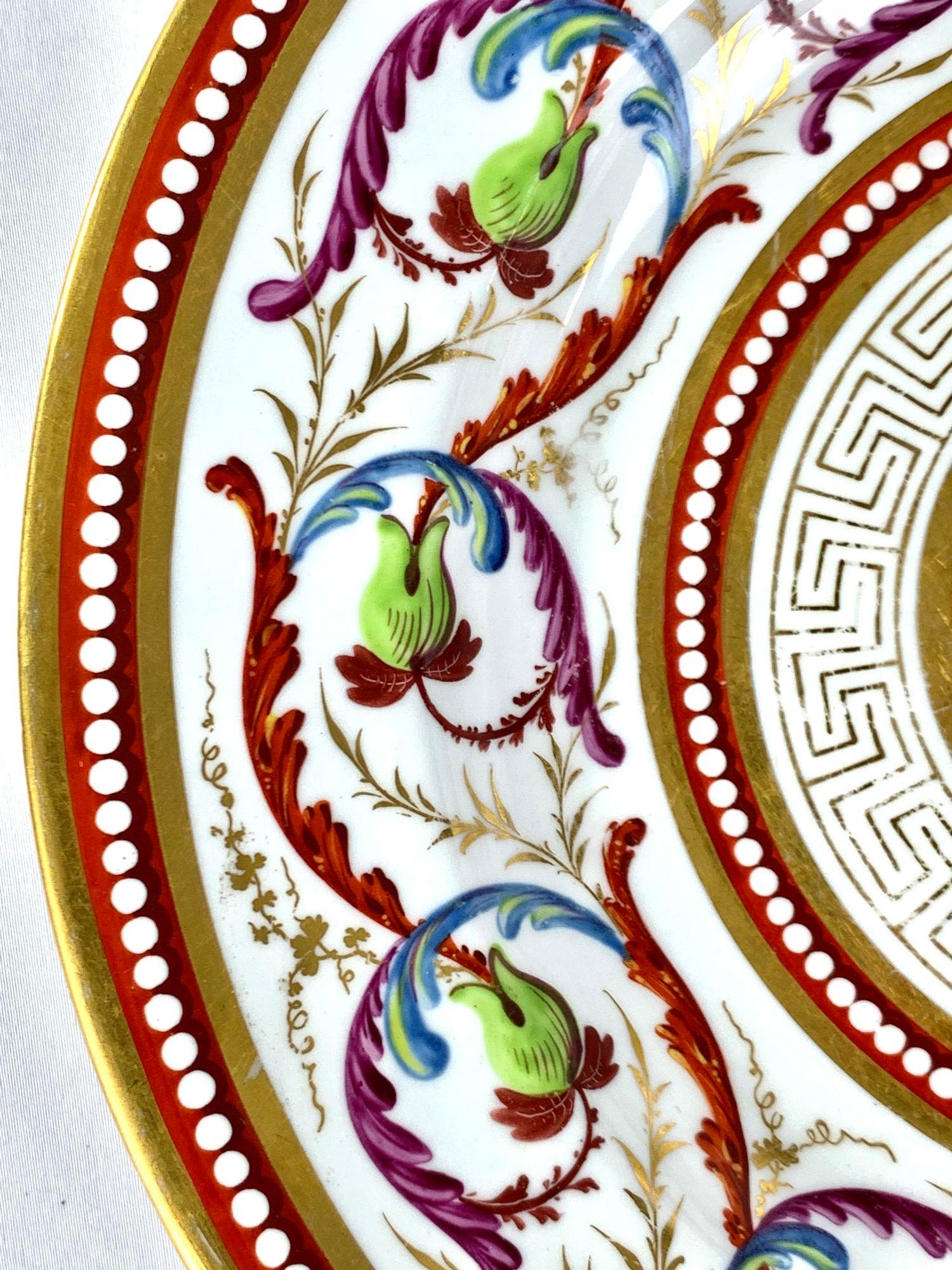 Assiette anglaise ancienne peinte à la main avec un motif de clé grecque vers 1810 Excellent état - En vente à Katonah, NY