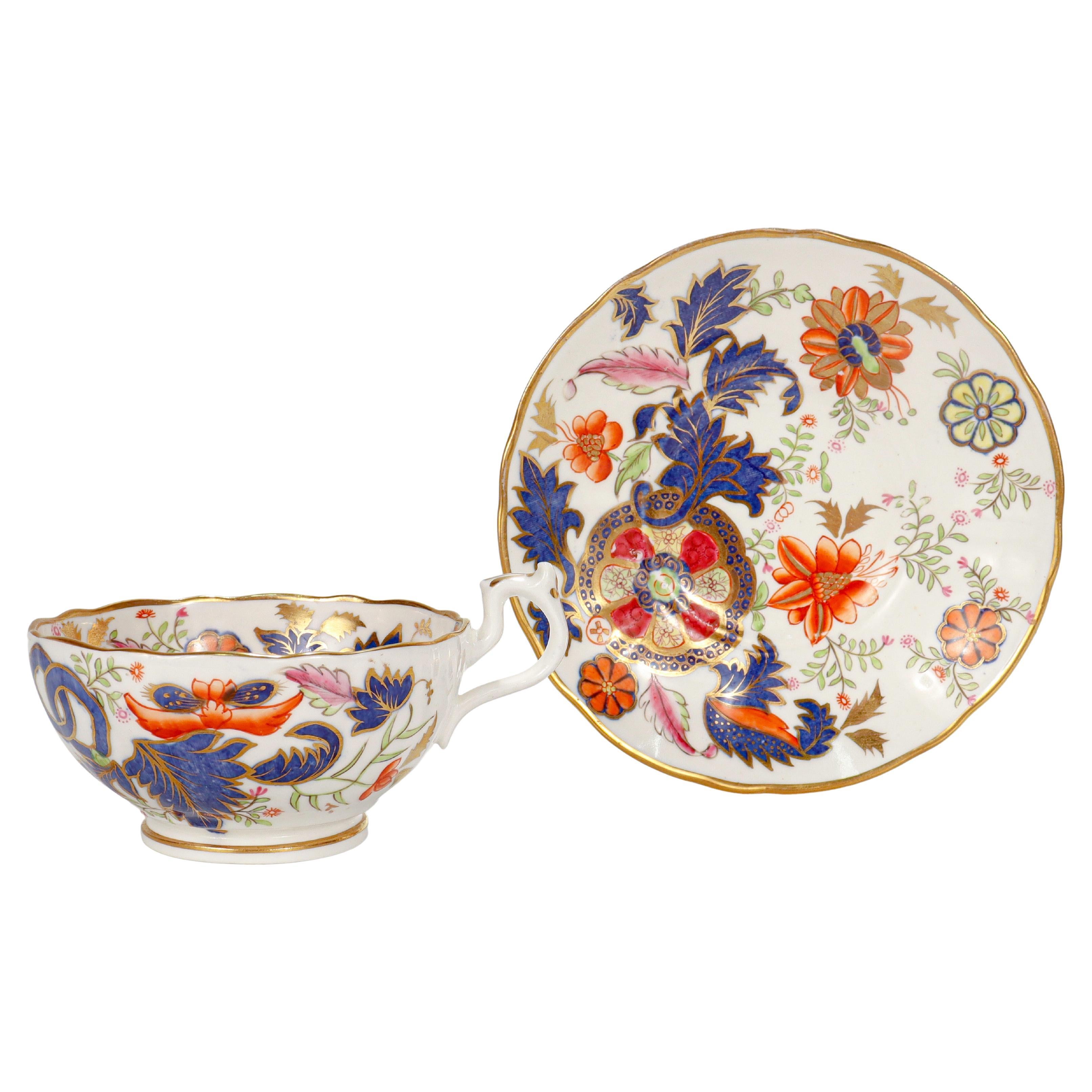 Antike englische Porzellan-Teekanne und Untertasse mit Pseudo-Tabakblattmuster