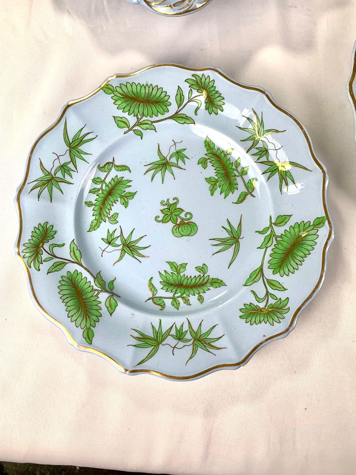 Dieses hübsche Dessert-Service aus Keramik wurde um 1825 von William Ridgway in England hergestellt.
Das Set besteht aus vier Desserttellern, zwei Paaren geformter Servierschalen und einer erhabenen Aufsatzschale, die alle mit stilisierten