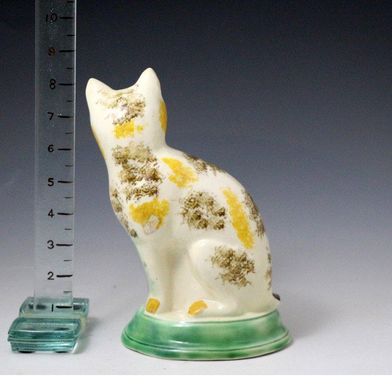 Antique English Pottery Figure of a Seated Cat with Underglaze Colours Late 18th In Good Condition For Sale In Woodstock, OXFORDSHIRE