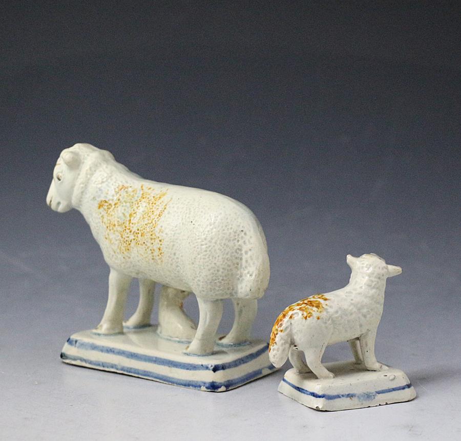 Antique English Pottery Figures of a Ewe and Lambs, Early 19th Century In Good Condition For Sale In Woodstock, OXFORDSHIRE