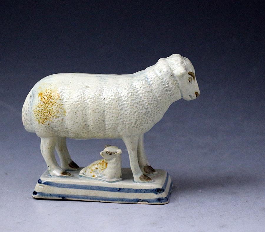 Antique English Pottery Figures of a Ewe and Lambs, Early 19th Century im Zustand „Gut“ im Angebot in Woodstock, OXFORDSHIRE