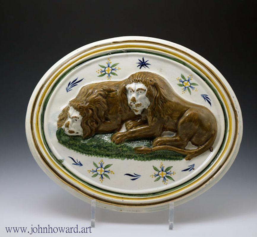Antique English Pottery Prattware Plaque with Lions Early 19th Century In Good Condition For Sale In Woodstock, OXFORDSHIRE