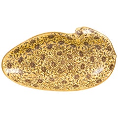 Antico piatto a forma di conchiglia in ceramica inglese con fondo giallo realizzato nel 1820 circa
