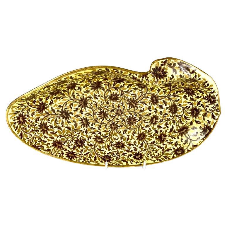 Antico piatto a forma di conchiglia in ceramica inglese con fondo giallo realizzato nel 1820 circa