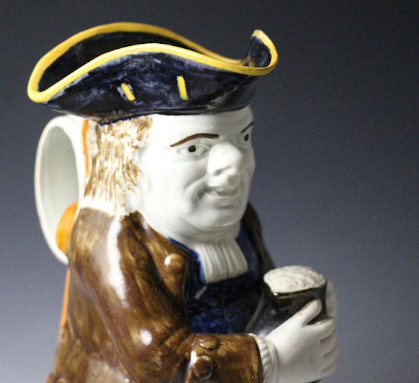 Antique English Pottery Toby Jug in Pratt Colors, Early 19th Century In Good Condition For Sale In Woodstock, OXFORDSHIRE
