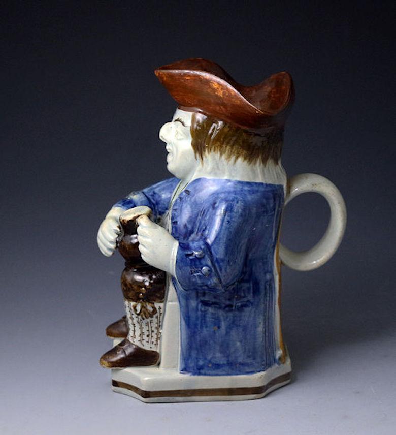 Antique English Pottery Village Idiot Toby Jug in Pratt Colors, 19th Century In Good Condition For Sale In Woodstock, OXFORDSHIRE