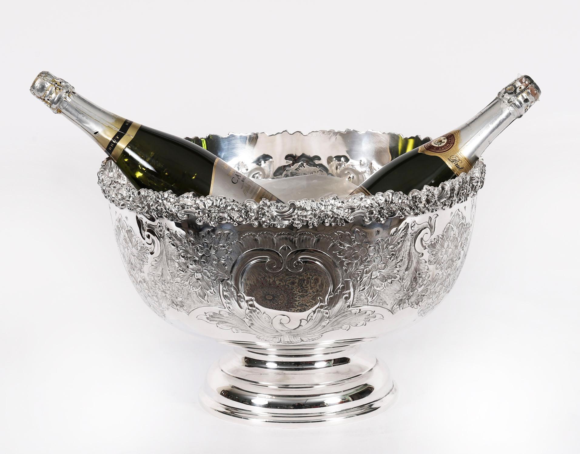 Ein wirklich hervorragendes antikes versilbertes Punschschalen-Set von Barker & Ellis aus England, bestehend aus zwölf Punschtassen und einer passenden Punschkelle, datiert aus CIRCA 1920.

Bowlenschüssel mit getriebenem Blumen- und Blattwerkdekor