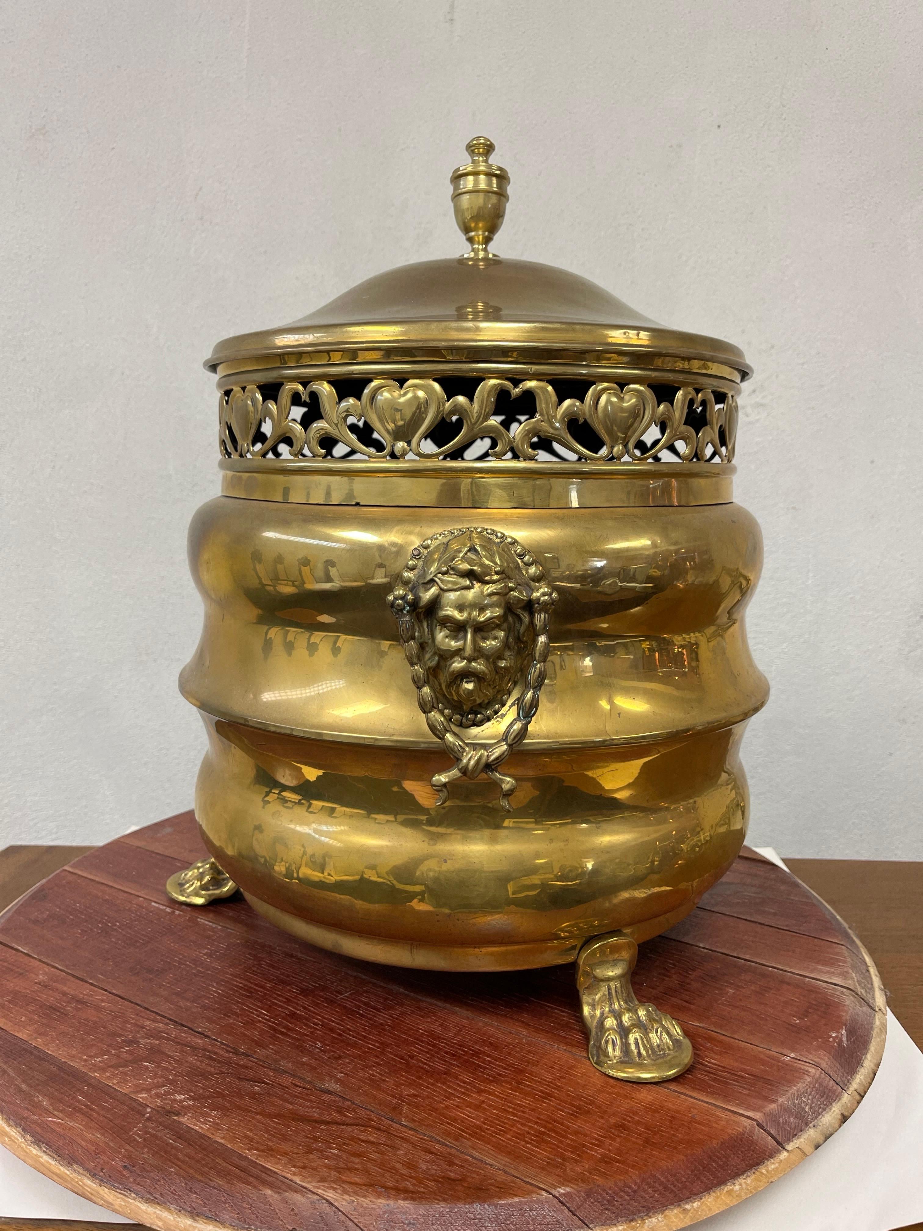 Antique English Purdonium or Coal Scuttle In Good Condition For Sale In W Allenhurst, NJ