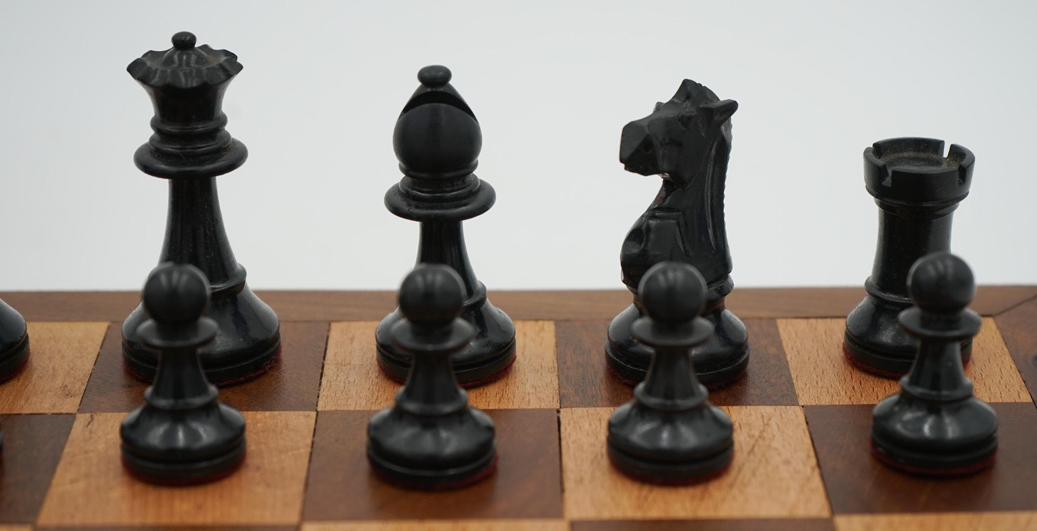 ANTIQUE ENGLISH QUALITY STAUNTON WEIGHTED CHESS SET WiTH BOX AND BOARD For Sale 2