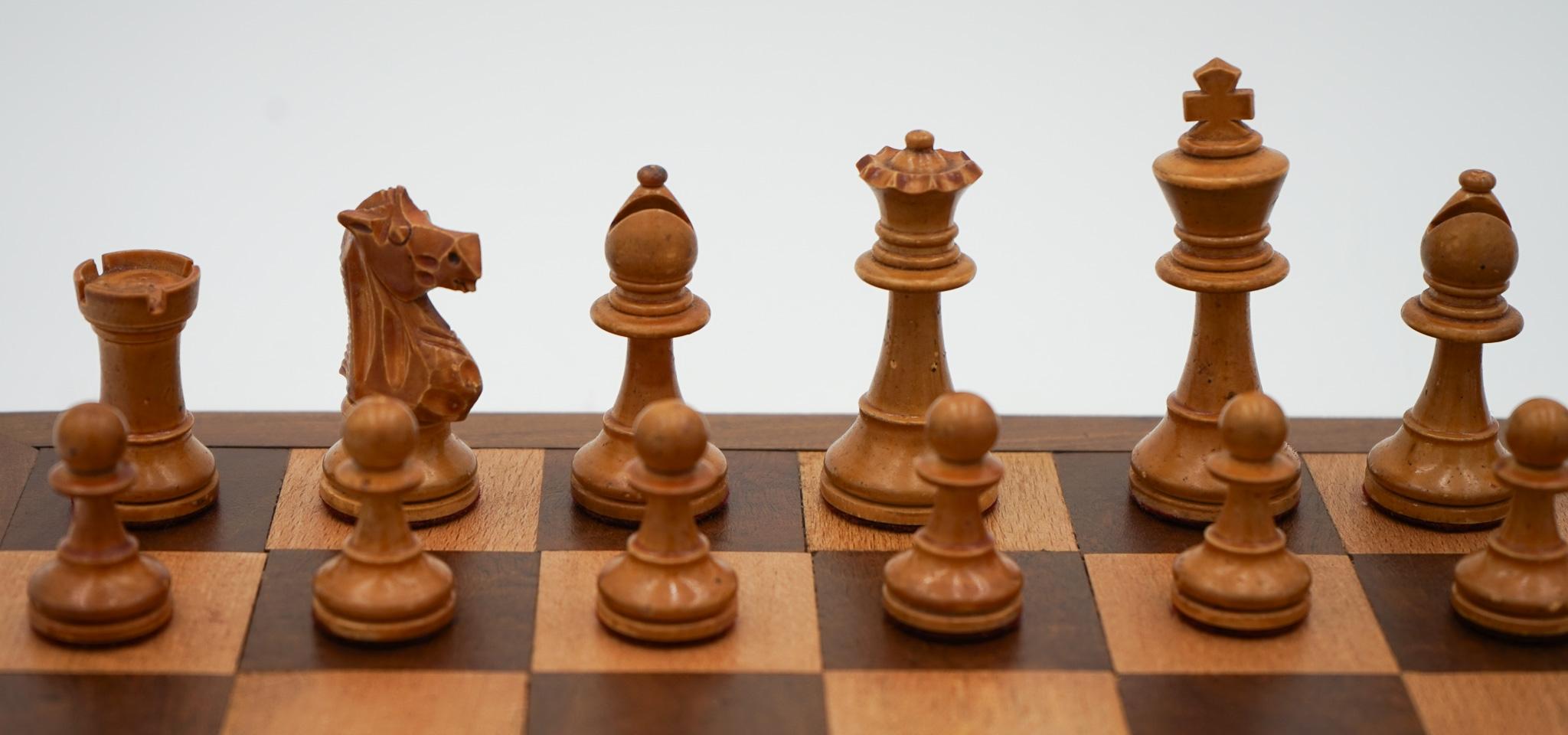 ANTIQUE ENGLISH QUALITY STAUNTON WEIGHTED CHESS SET WiTH BOX AND BOARD For Sale 3