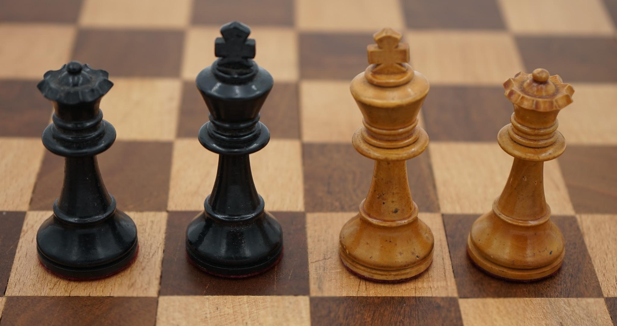 ANTIQUE ENGLISH QUALITY STAUNTON WEIGHTED CHESS SET WiTH BOX AND BOARD For Sale 5