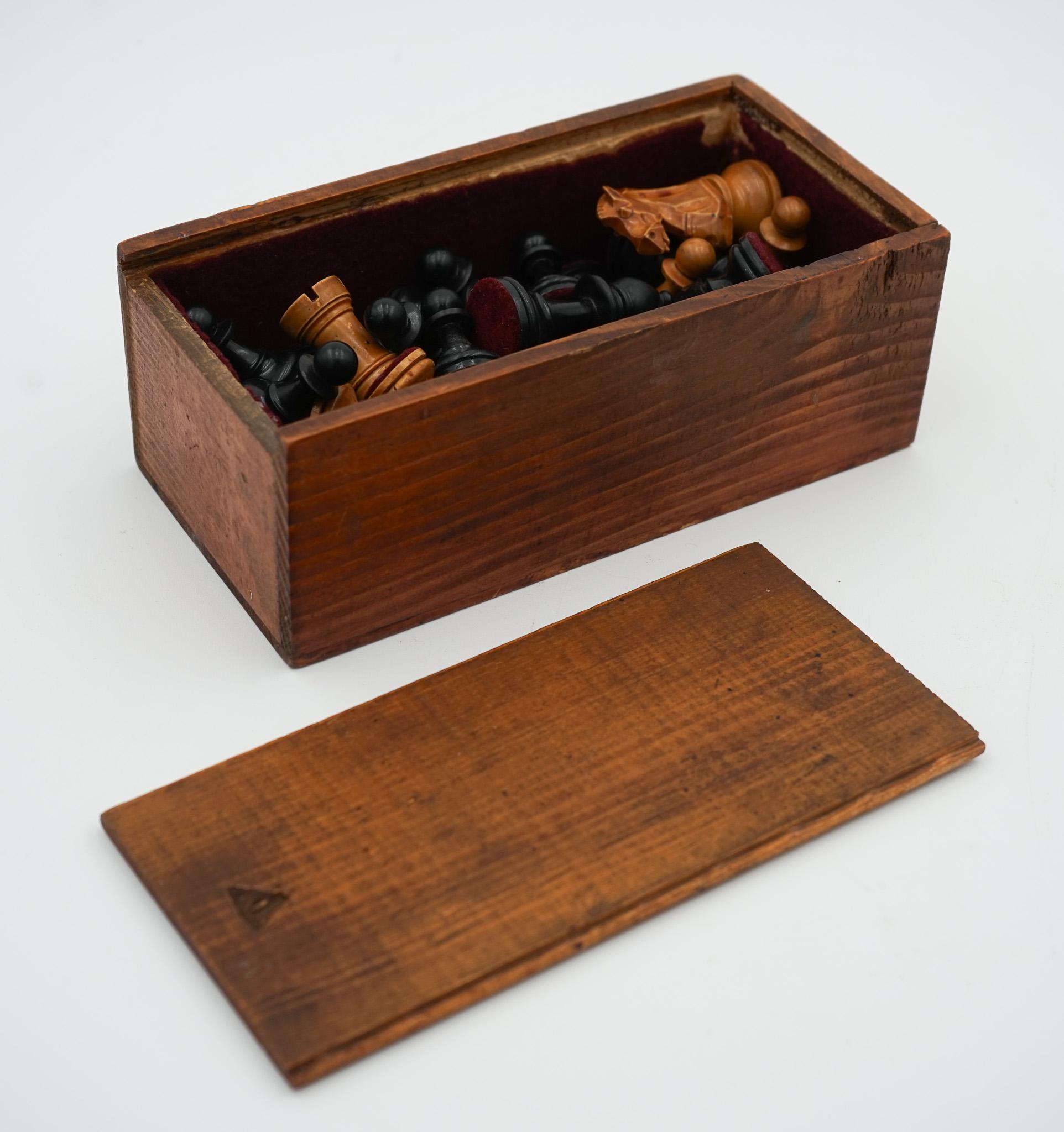 ANTIQUE ENGLISH QUALITY STAUNTON WEIGHTED CHESS SET WiTH BOX AND BOARD For Sale 10