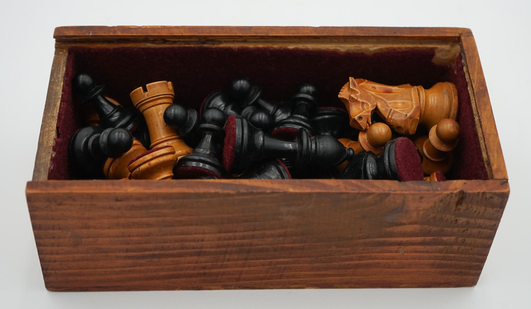 ANTIQUE ENGLISH QUALITY STAUNTON WEIGHTED CHESS SET WiTH BOX AND BOARD For Sale 11