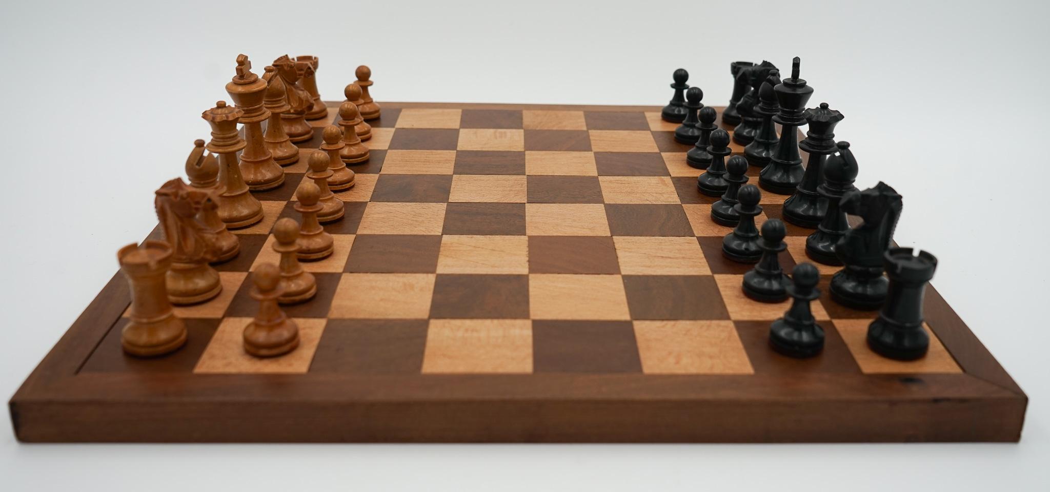 Victorian ANTIQUE ENGLISH QUALITY STAUNTON WEIGHTED CHESS SET WiTH BOX AND BOARD For Sale