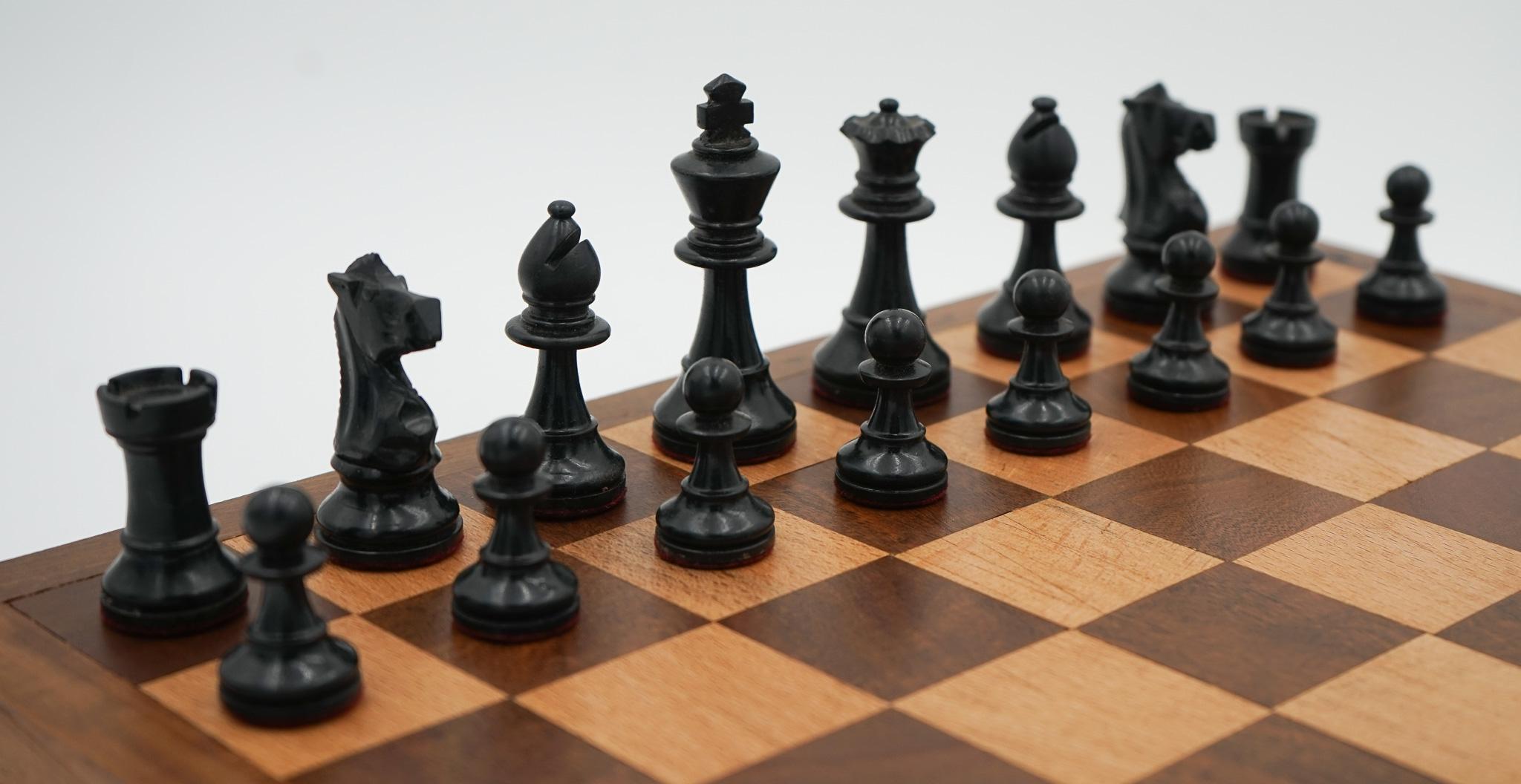 Hand-Crafted ANTIQUE ENGLISH QUALITY STAUNTON WEIGHTED CHESS SET WiTH BOX AND BOARD For Sale