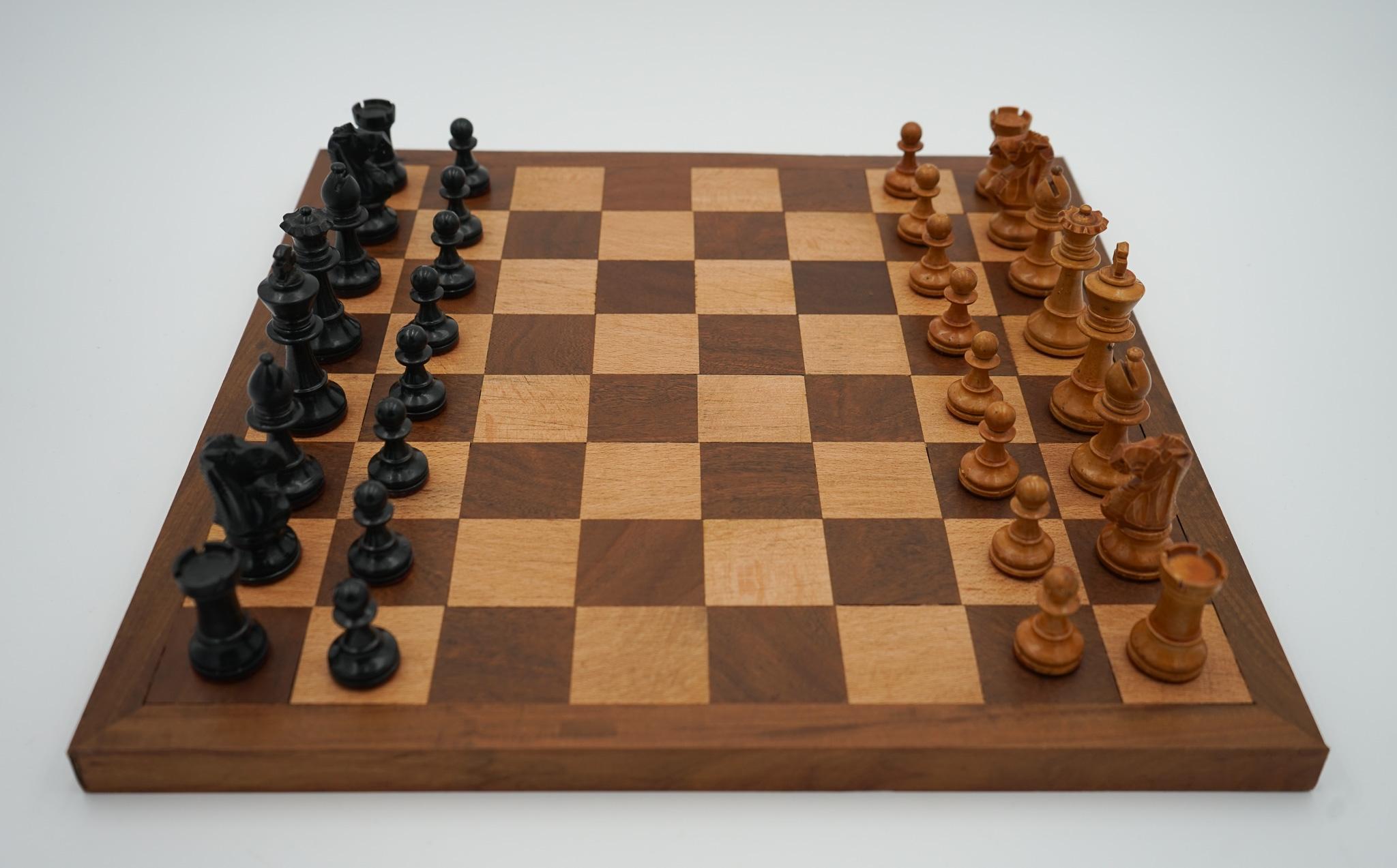 Early 20th Century ANTIQUE ENGLISH QUALITY STAUNTON WEIGHTED CHESS SET WiTH BOX AND BOARD For Sale