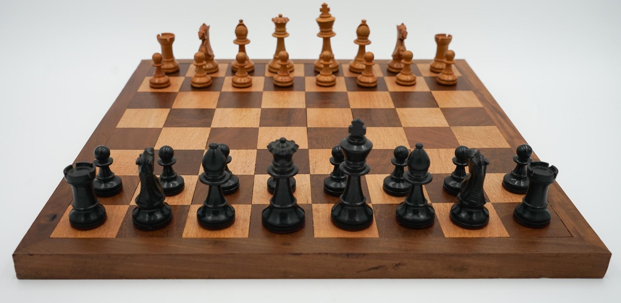 Hardwood ANTIQUE ENGLISH QUALITY STAUNTON WEIGHTED CHESS SET WiTH BOX AND BOARD For Sale