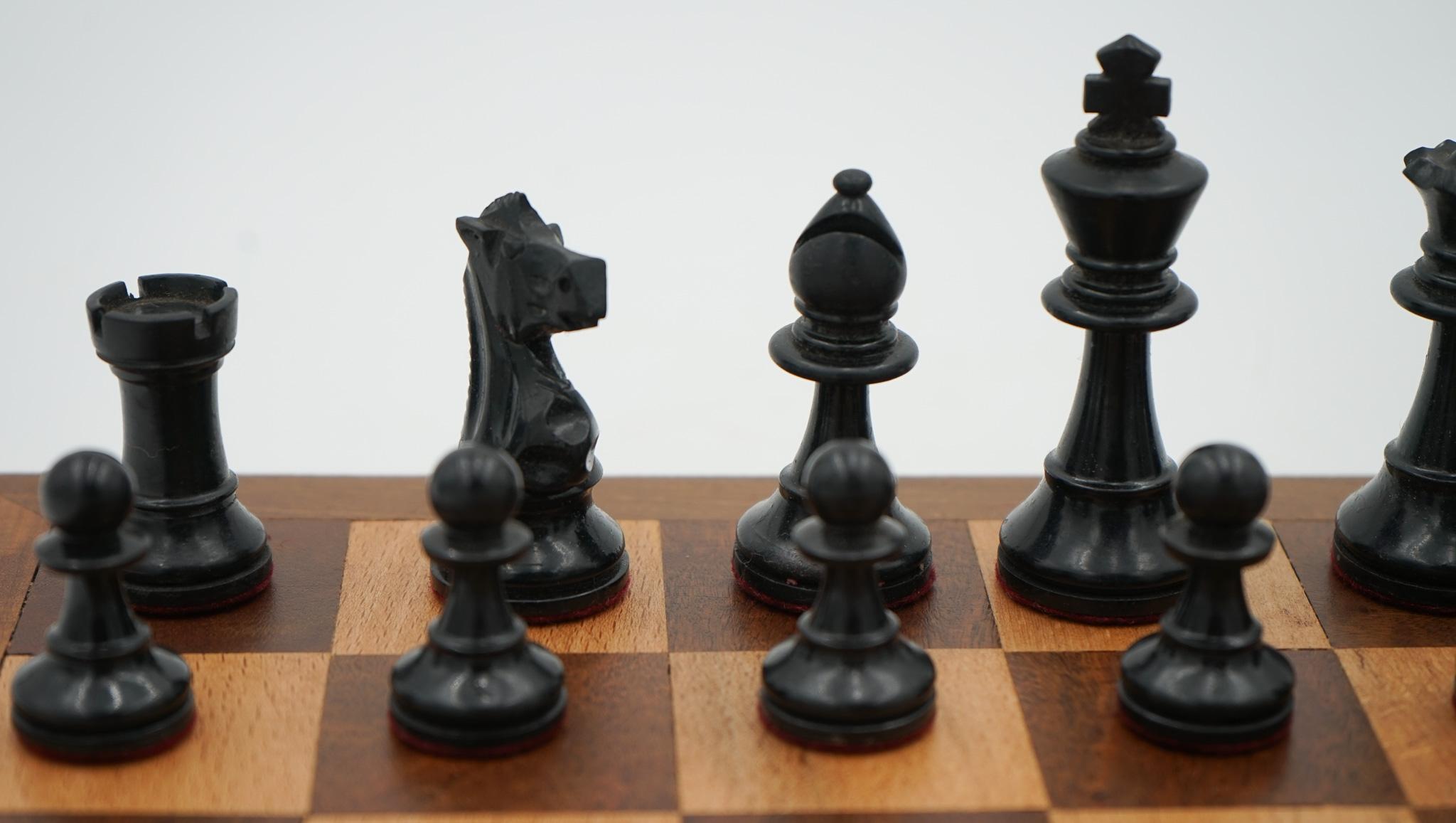ANTIQUE ENGLISH QUALITY STAUNTON WEIGHTED CHESS SET WiTH BOX AND BOARD For Sale 1