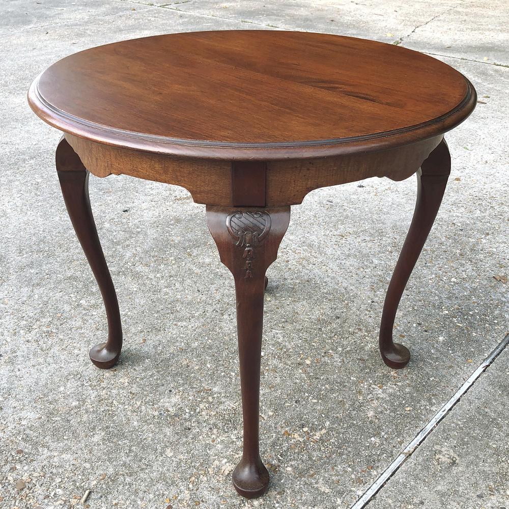 Ancienne table d'extrémité ronde anglaise Queen Anne Bon état - En vente à Dallas, TX