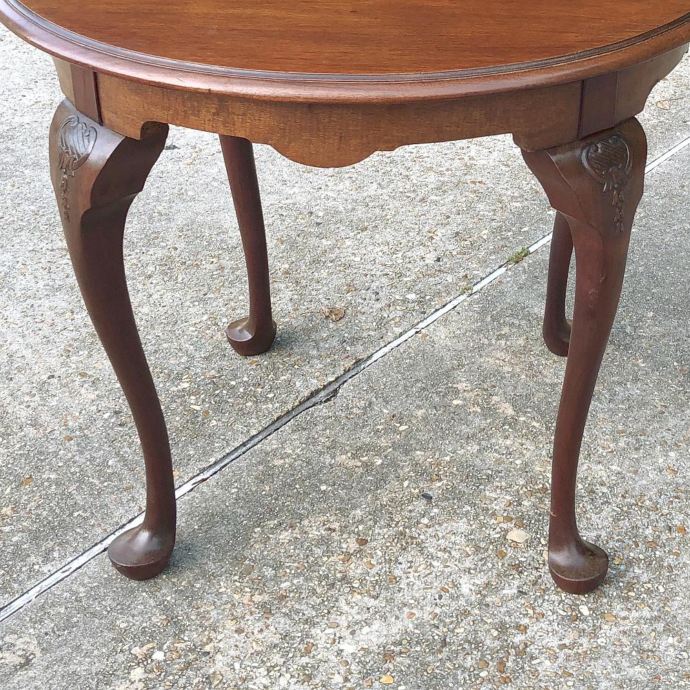Antique English Queen Anne Round End Table In Good Condition For Sale In Dallas, TX